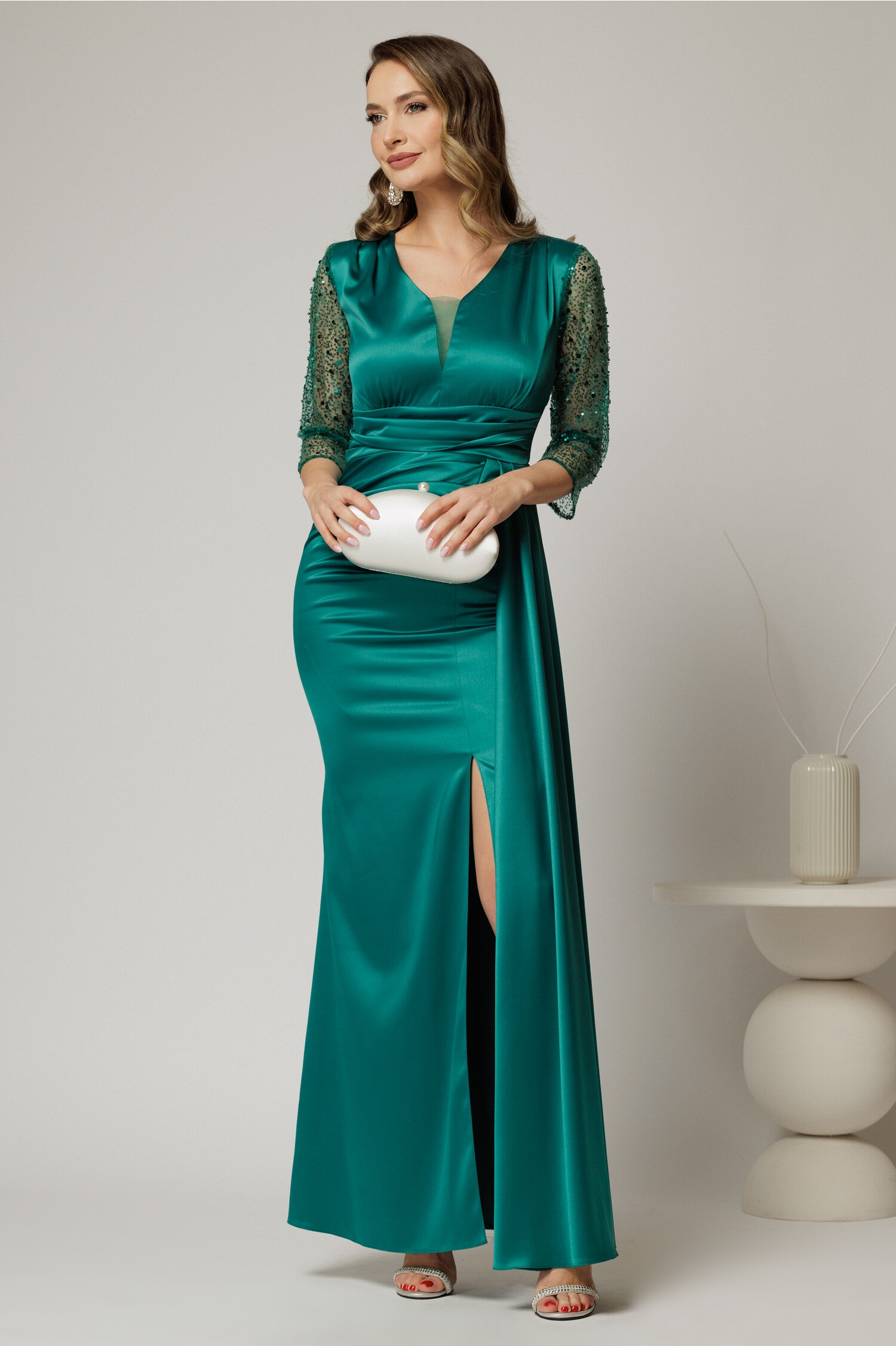 Rochie lungă elegantă alora din tafta verde cu pietre pe mâneci Rochie lungă elegantă alora din tafta verde cu pietre pe mâneci