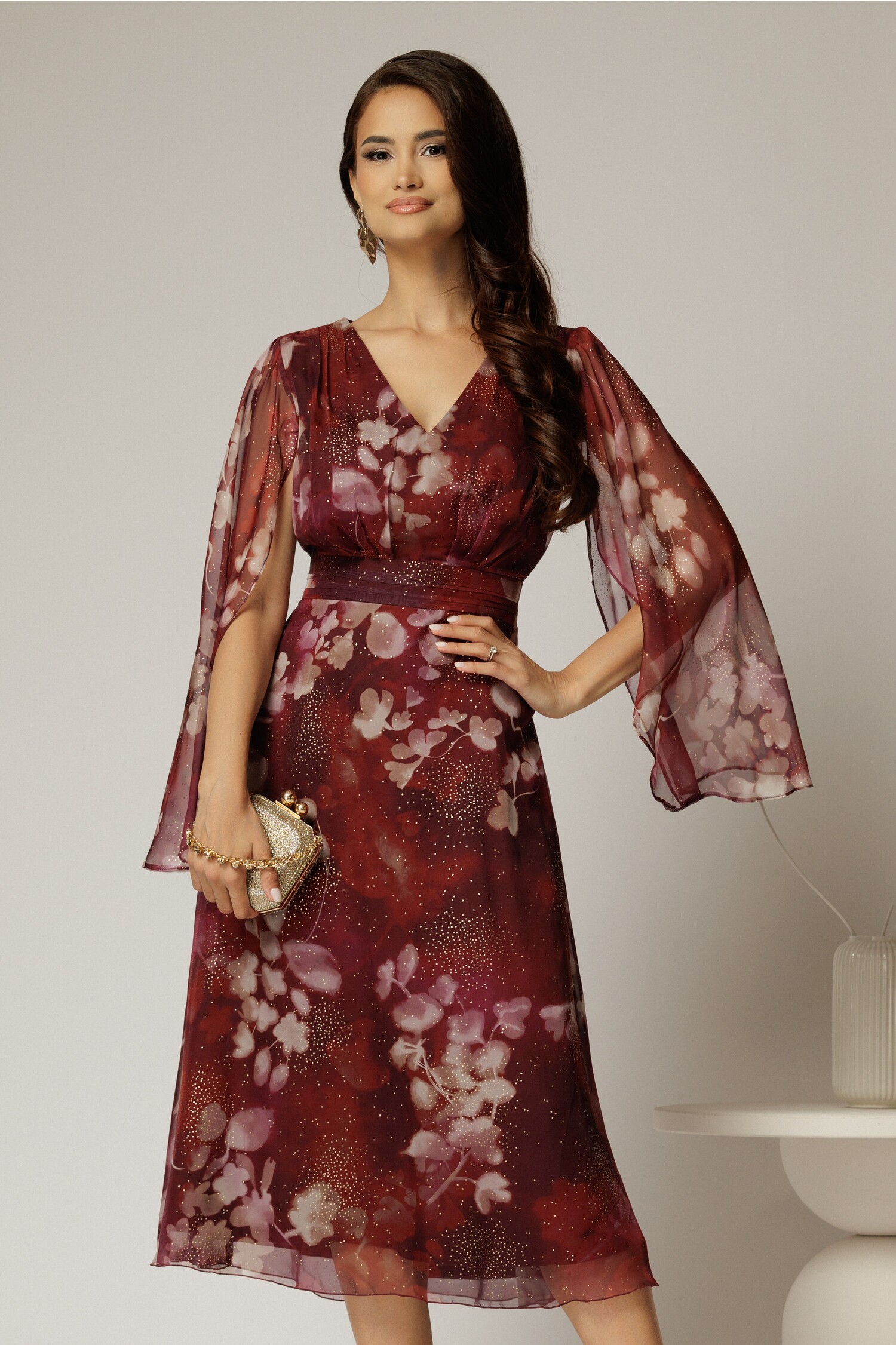 Rochie midi de ocazie bordo cu imprimeu floral bej și inserții aurii – DY Fashion Rochie midi de ocazie bordo cu imprimeu floral bej și inserții aurii – DY Fashion