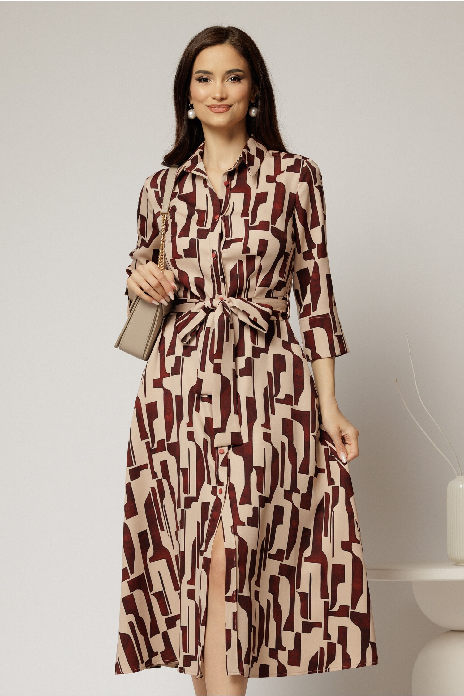 Rochie midi bej cu imprimeuri bordo tip cămașă și cordon în talie Rochie midi bej cu imprimeuri bordo tip cămașă și cordon în talie