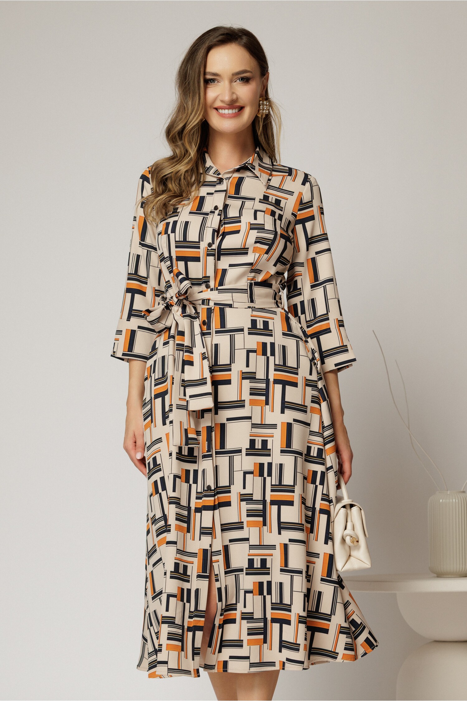 Rochie midi bej cu imprimeuri cărămizii tip cămașă și cordon în talie Rochie midi bej cu imprimeuri cărămizii tip cămașă și cordon în talie
