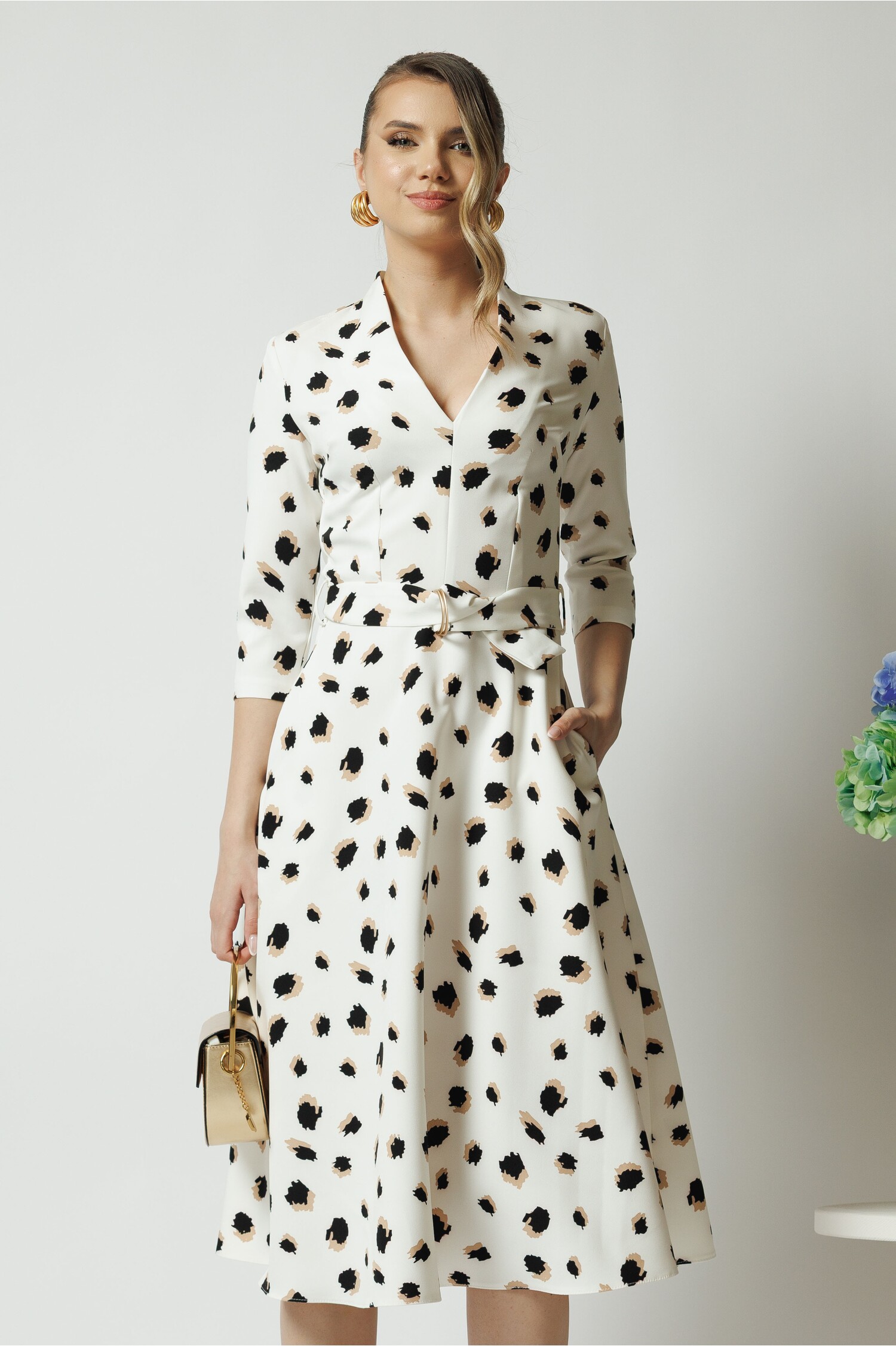 Rochie midi de zi cu imprimeuri bej și decolteu în v Rochie midi de zi cu imprimeuri bej și decolteu în v