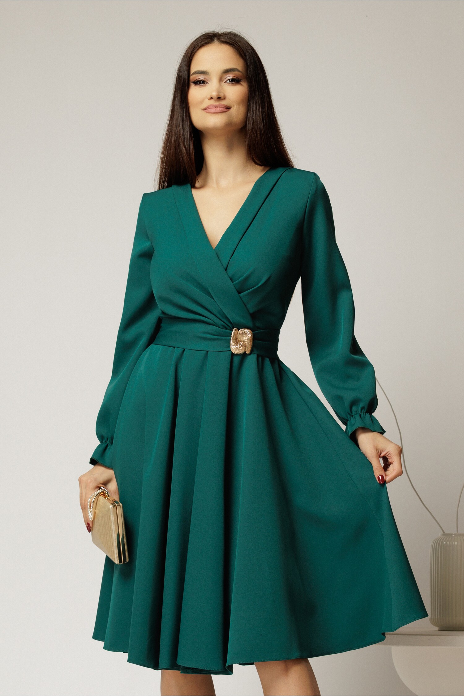 Rochie verde DY fashion cu decolteu petrecut și cataramă aurie Rochie verde DY fashion cu decolteu petrecut și cataramă aurie