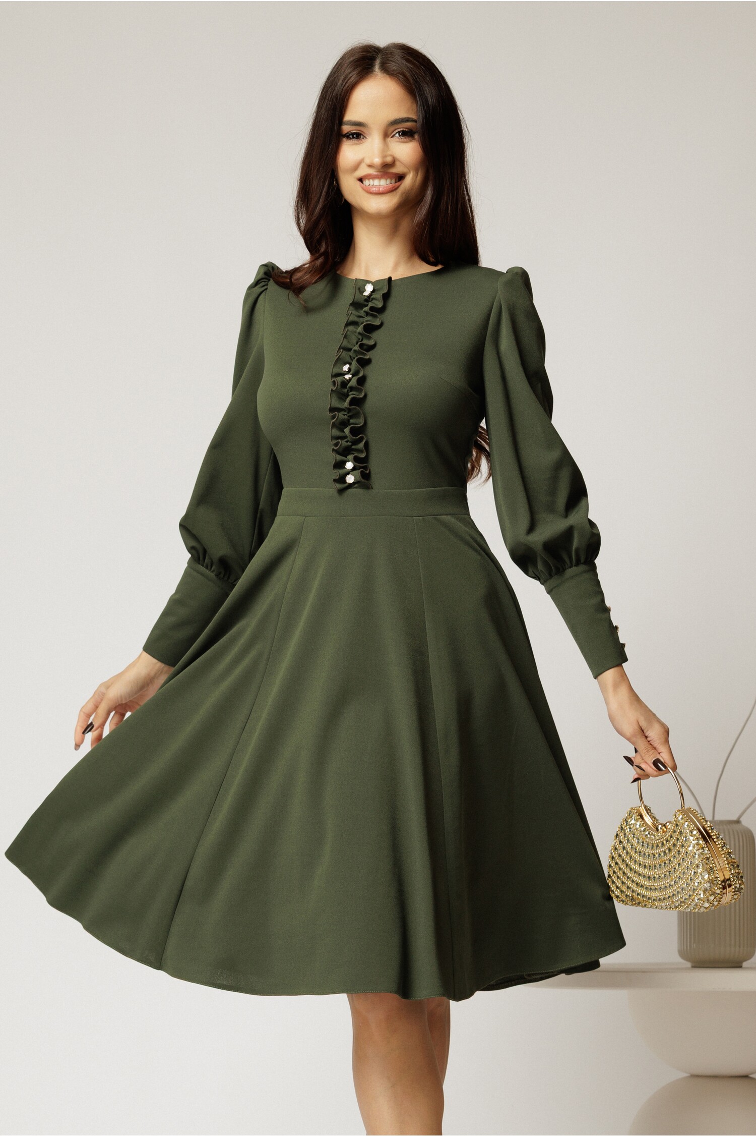 Rochie eleganta verde DY fashion cu volan si nasturi tip bijuterie Rochie eleganta verde DY fashion cu volan si nasturi tip bijuterie