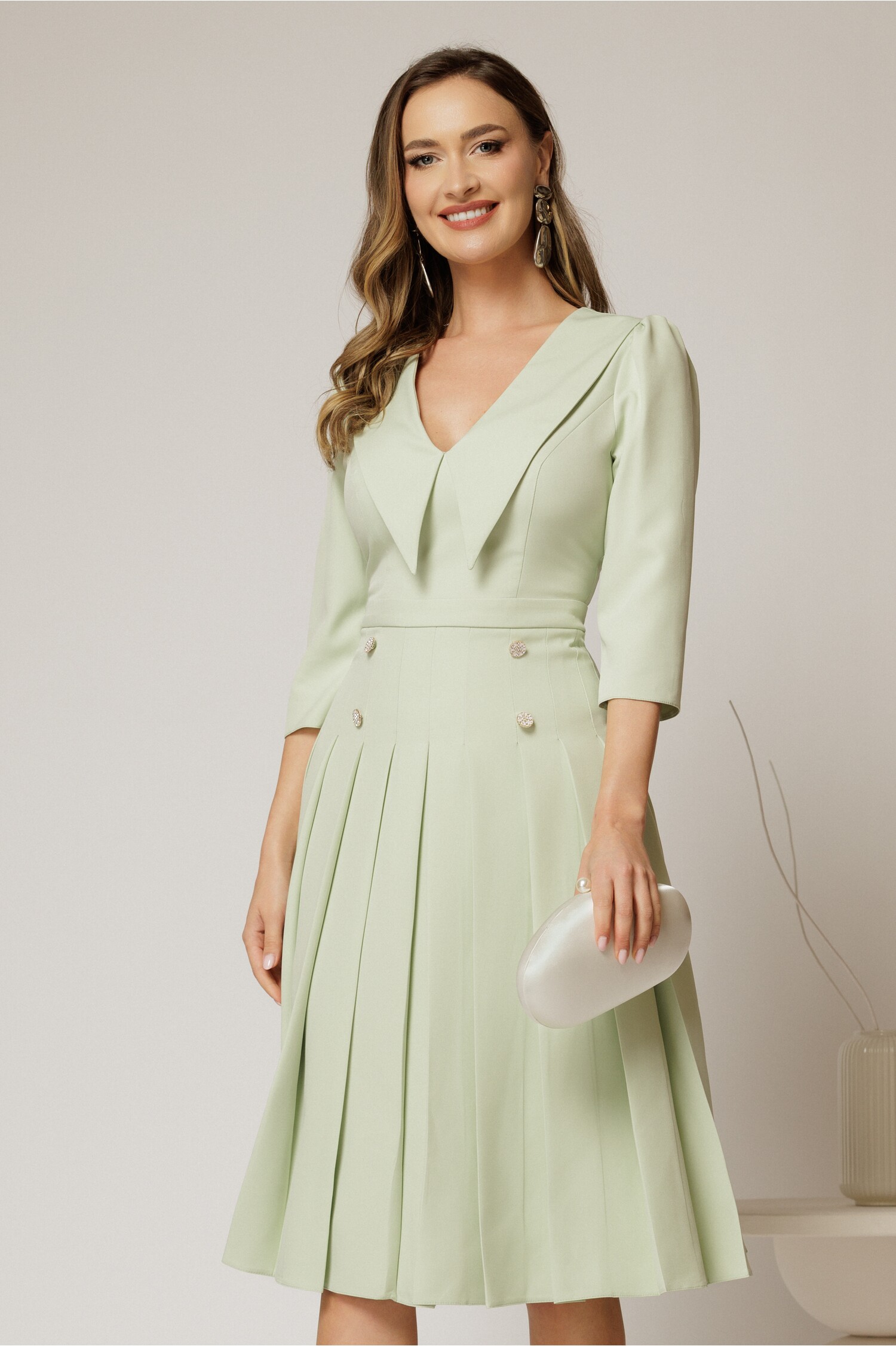 Rochie DY fashion verde fistic cu decolteu în v și fustă plisată Rochie DY fashion verde fistic cu decolteu în v și fustă plisată