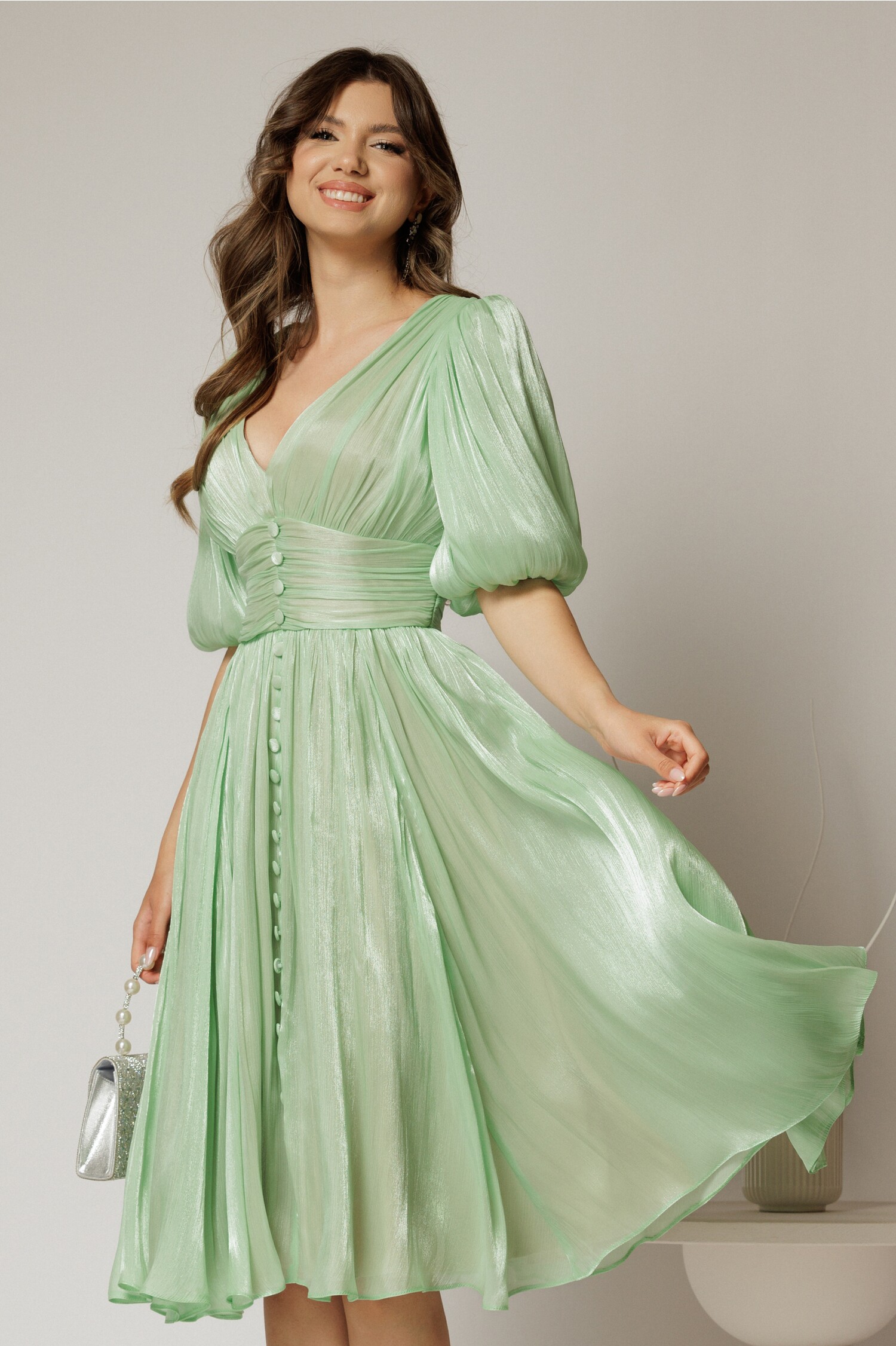 Rochie verde fistic cu decolteu adânc și nasturi din voal peliculizat – DY Fashion Rochie verde fistic cu decolteu adânc și nasturi din voal peliculizat – DY Fashion
