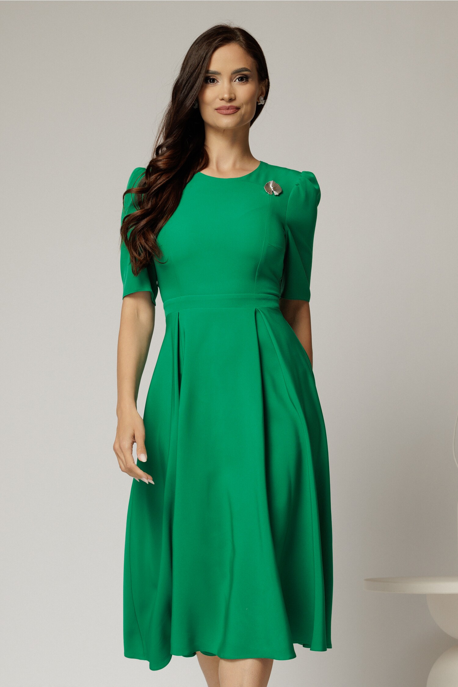 Rochie midi verde DY fashion cu pliuri și detaliu la bust Rochie midi verde DY fashion cu pliuri și detaliu la bust