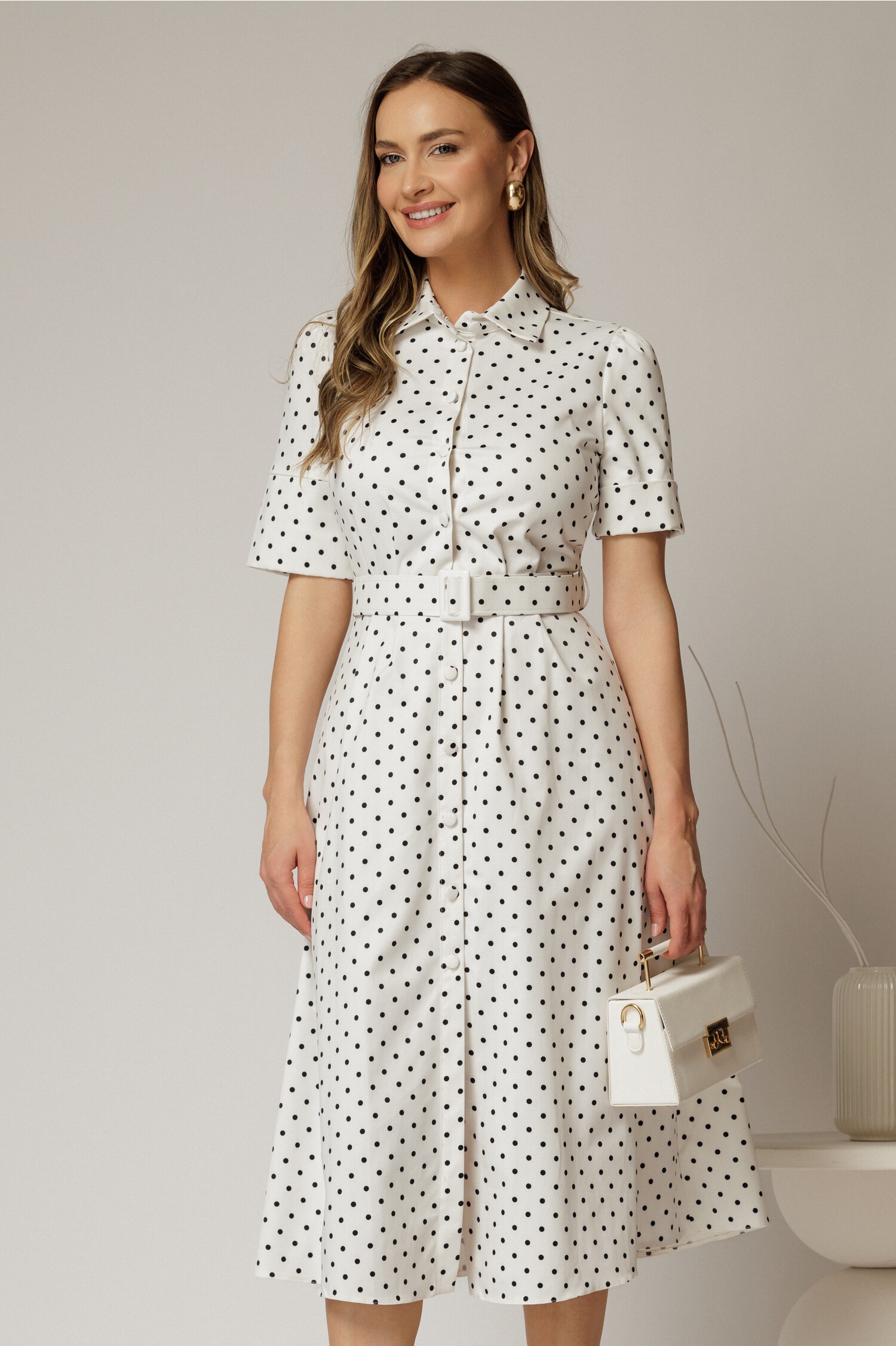 Rochie tip cămașă DY fashion albă cu buline și curea în talie Rochie tip cămașă DY fashion albă cu buline și curea în talie