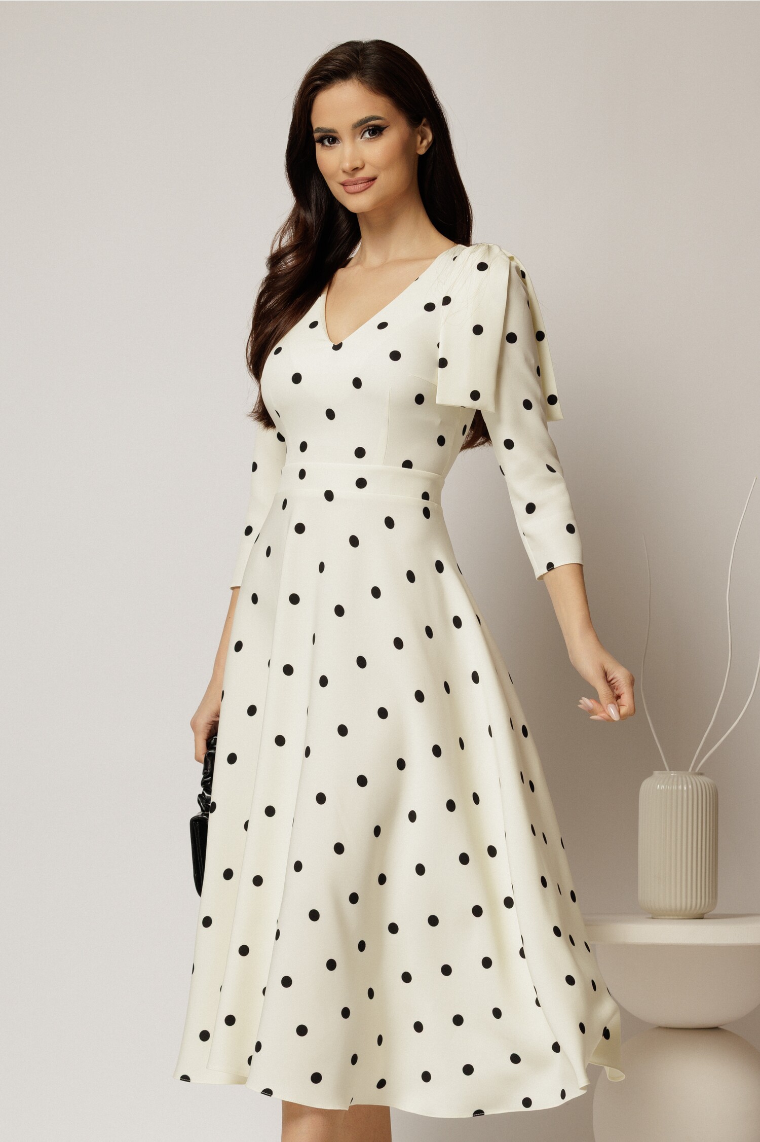 Rochie albă DY fashion cu buline și fundă pe umăr Rochie albă DY fashion cu buline și fundă pe umăr