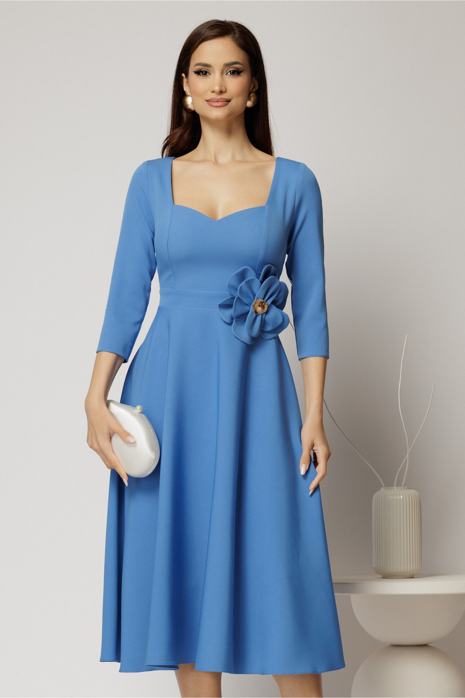 Rochie de ocazie albastră DY fashion cu decolteu inimă și detaliu floral pe talie Rochie de ocazie albastră DY fashion cu decolteu inimă și detaliu floral pe talie