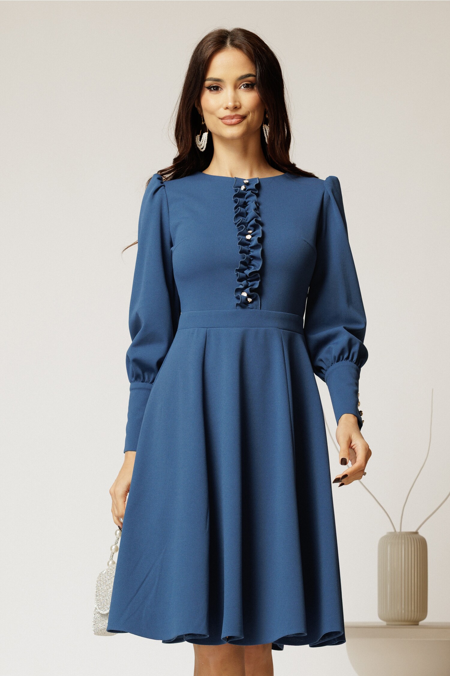 Rochie albastră elegantă DY fashion cu volan și nasturi bijuterie Rochie albastră elegantă DY fashion cu volan și nasturi bijuterie