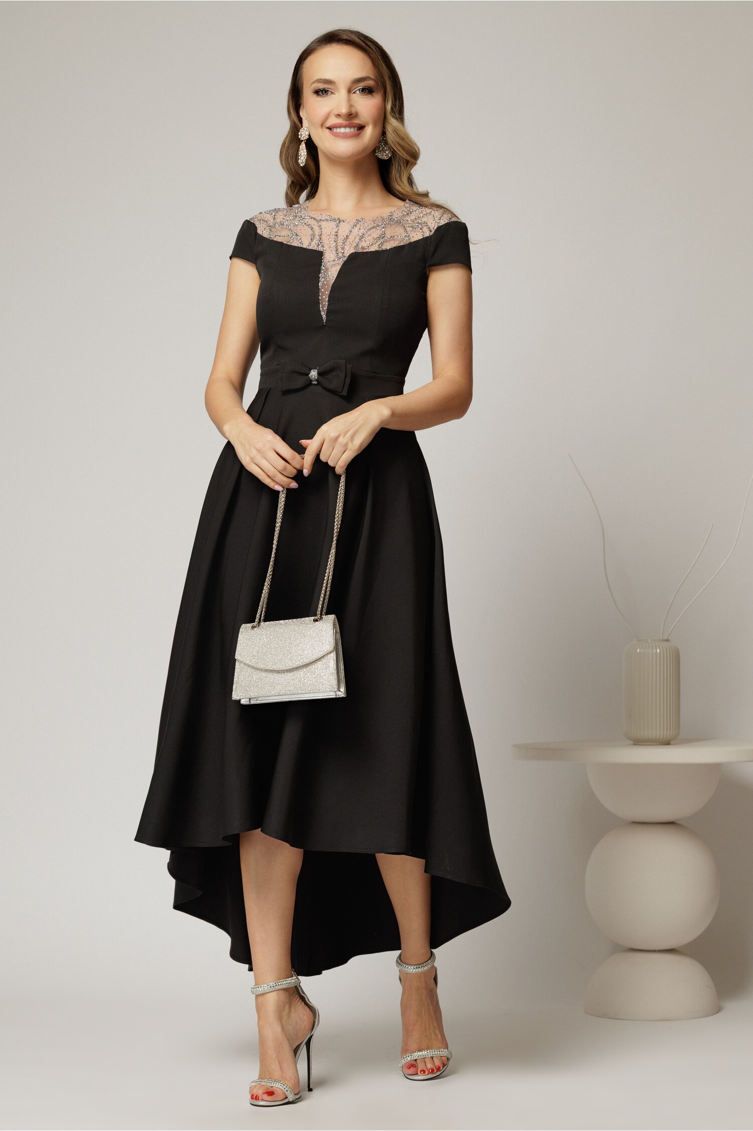 Rochie asimetrică neagră DY fashion cu funda în talie și aplicații la decolteu Rochie asimetrică neagră DY fashion cu funda în talie și aplicații la decolteu