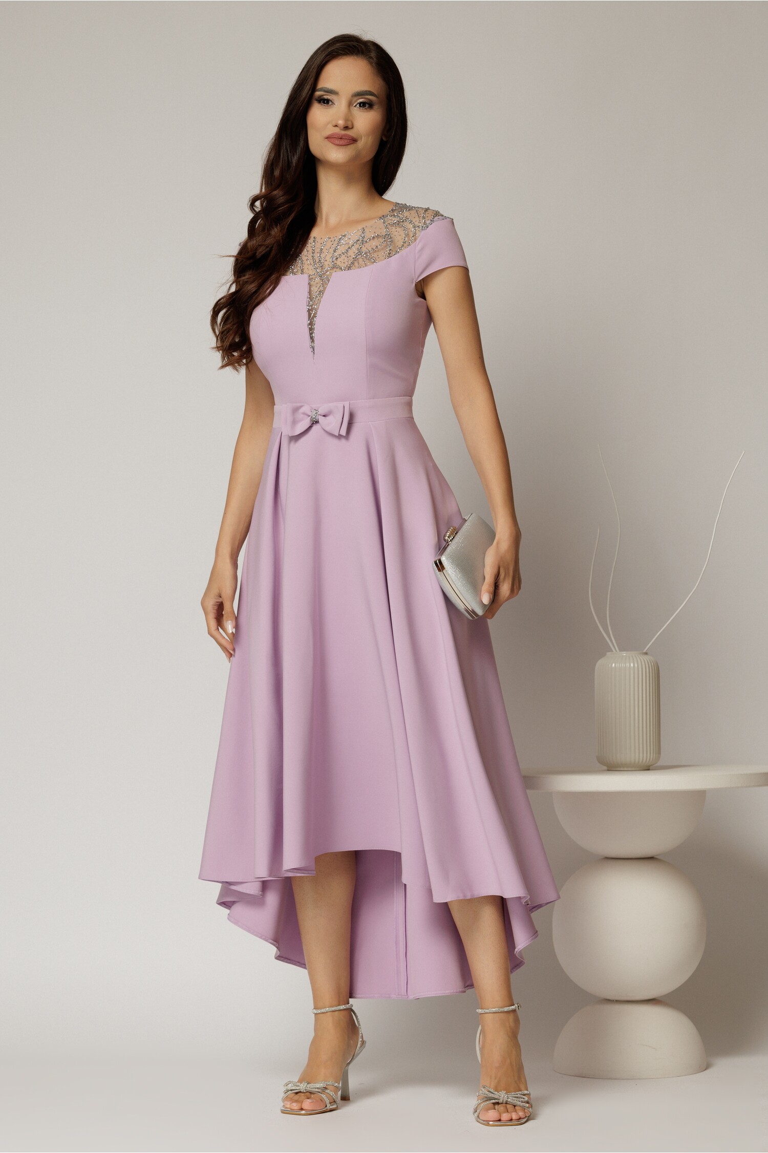 Rochie asimetrică lila DY fashion cu funda în talie și aplicații la decolteu Rochie asimetrică lila DY fashion cu funda în talie și aplicații la decolteu