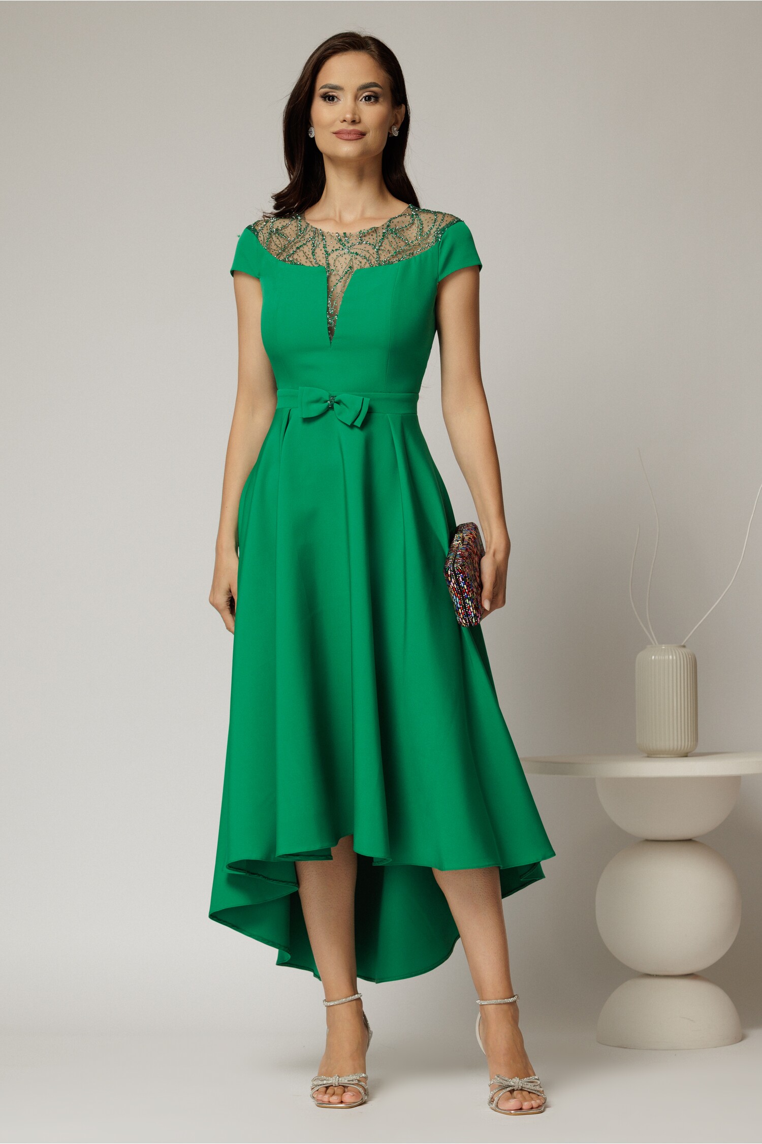 Rochie asimetrică verde DY fashion cu funda în talie și aplicații la decolteu Rochie asimetrică verde DY fashion cu funda în talie și aplicații la decolteu