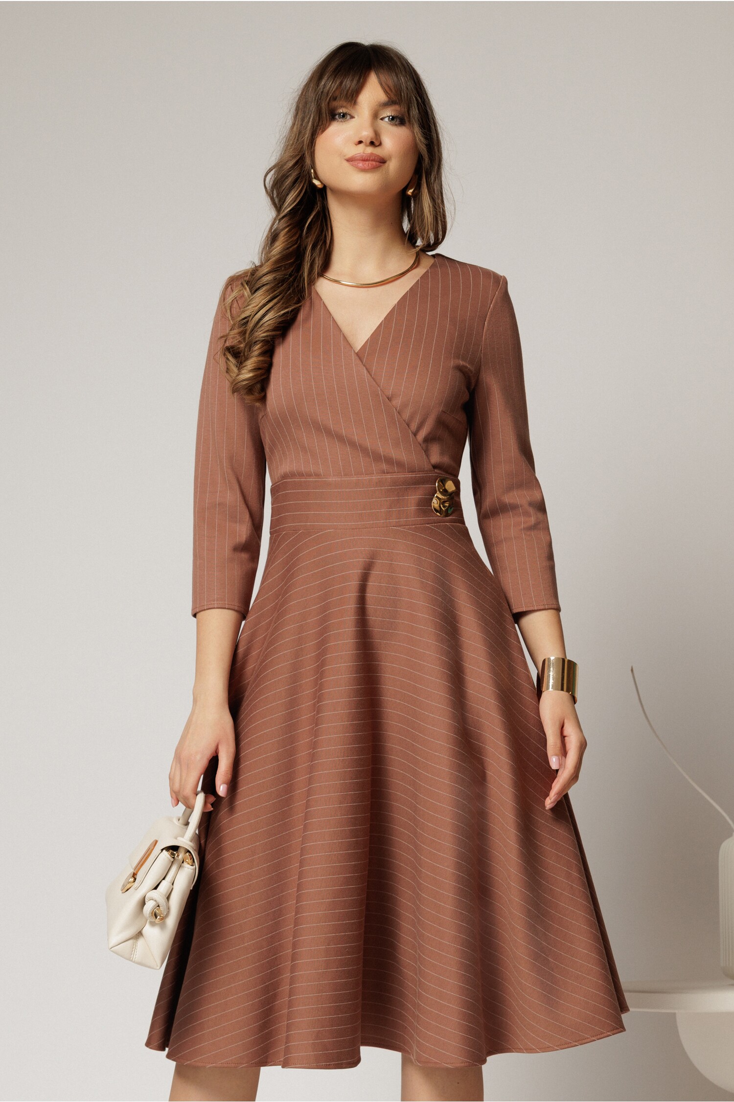 Rochie midi bej cu dungi și detaliu auriu pe talie Rochie midi bej cu dungi și detaliu auriu pe talie