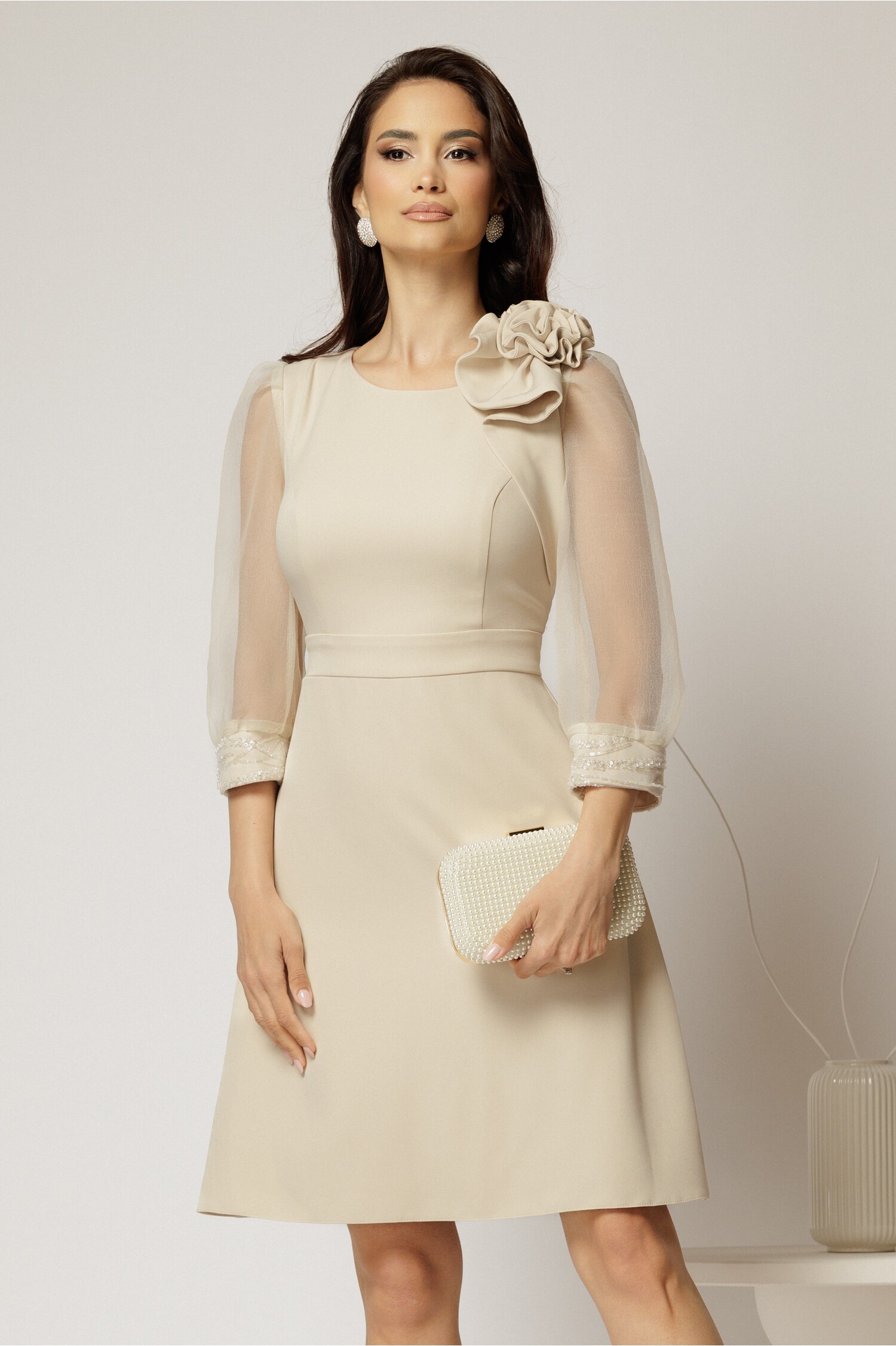 Rochie DY Fashion bej cu maneci din organza si detaliu floral Rochie DY Fashion bej cu maneci din organza si detaliu floral