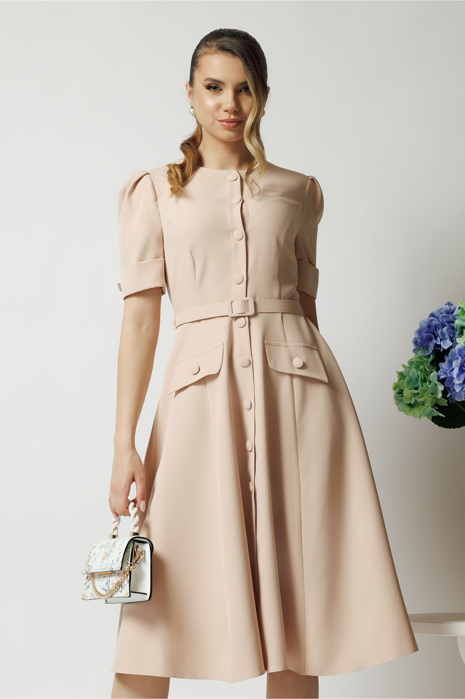 Rochie DY fashion bej de zi cu nasturi și curea în talie Rochie DY fashion bej de zi cu nasturi și curea în talie