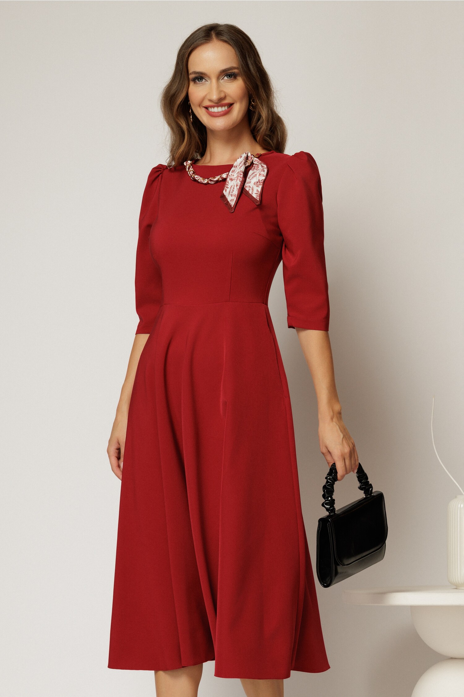 Rochie midi bordo cu lantisor și esarfa – DY Fashion Rochie midi bordo cu lantisor și esarfa – DY Fashion