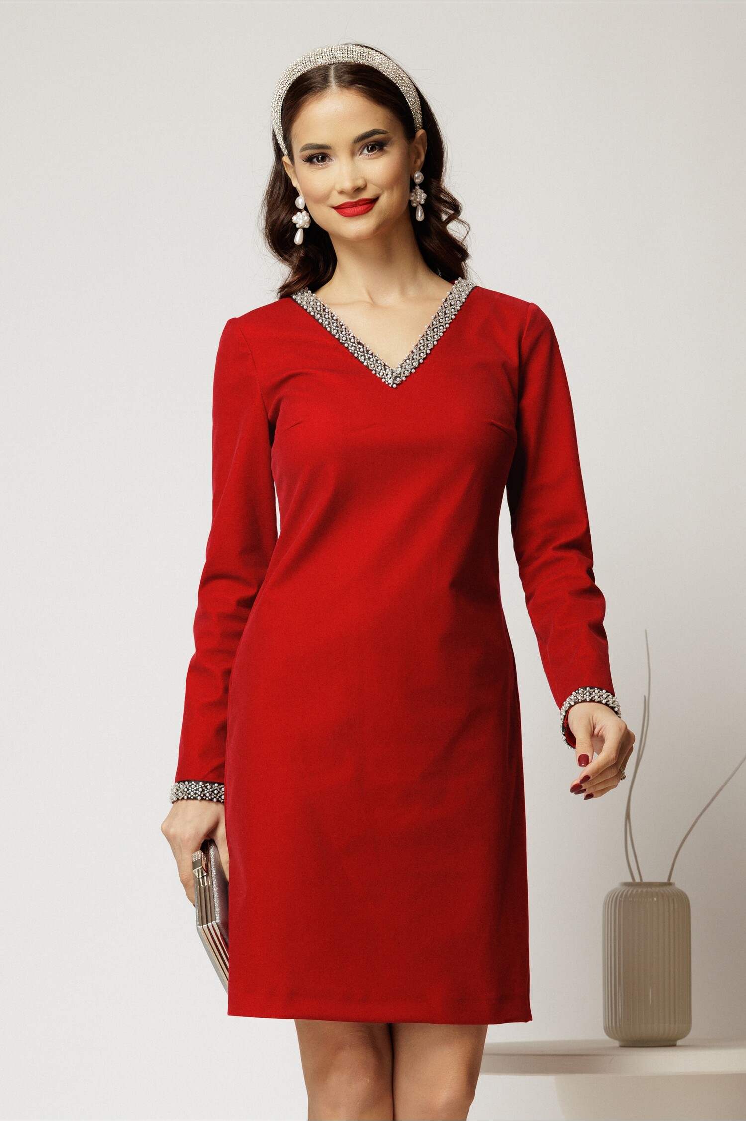 Rochie bordo din catifea fixă cu perle la decolteu și mâneci Rochie bordo din catifea fixă cu perle la decolteu și mâneci