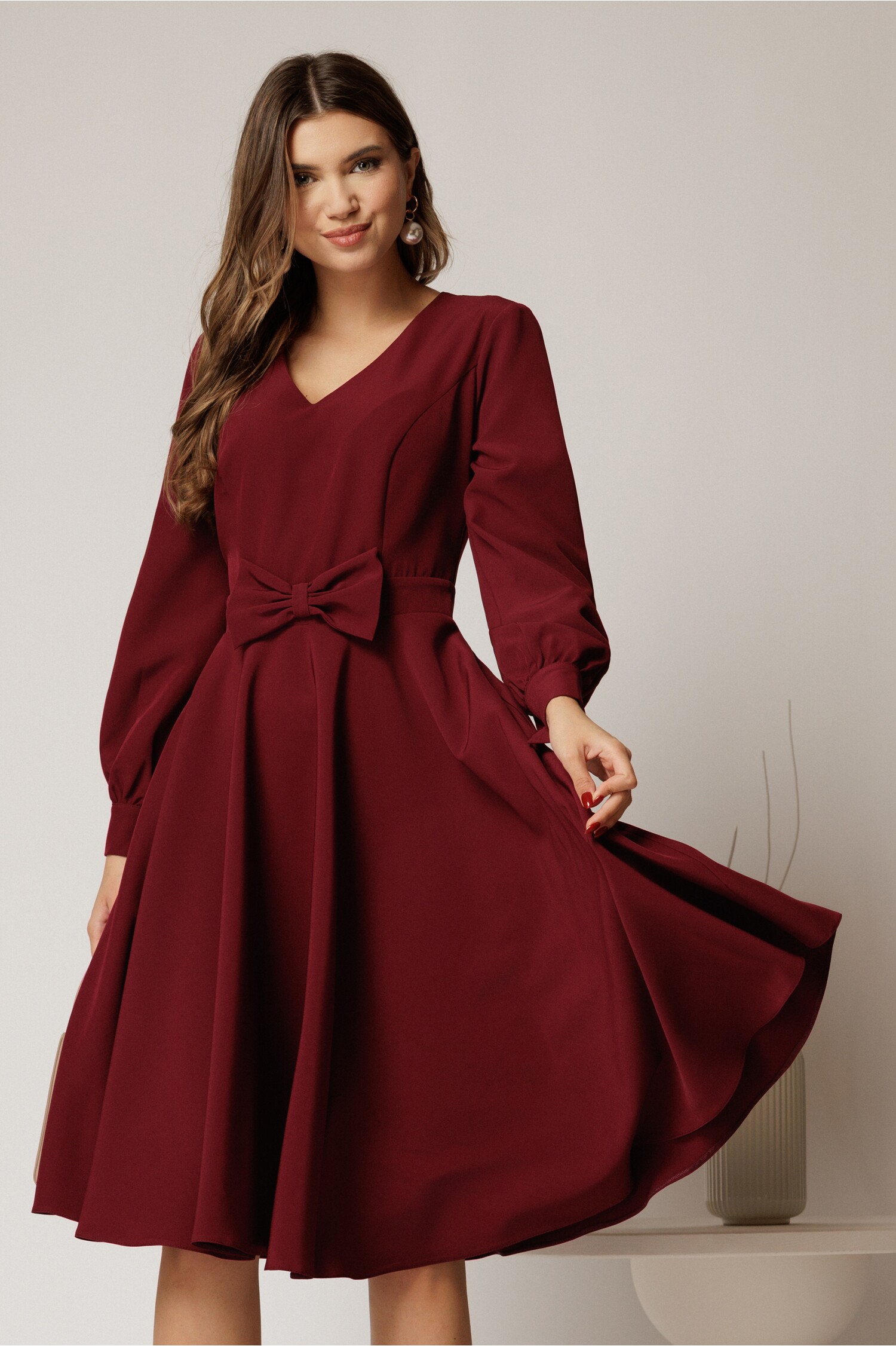 Rochie midi bordo cu fundă la talie și decolteu în v Rochie midi bordo cu fundă la talie și decolteu în v