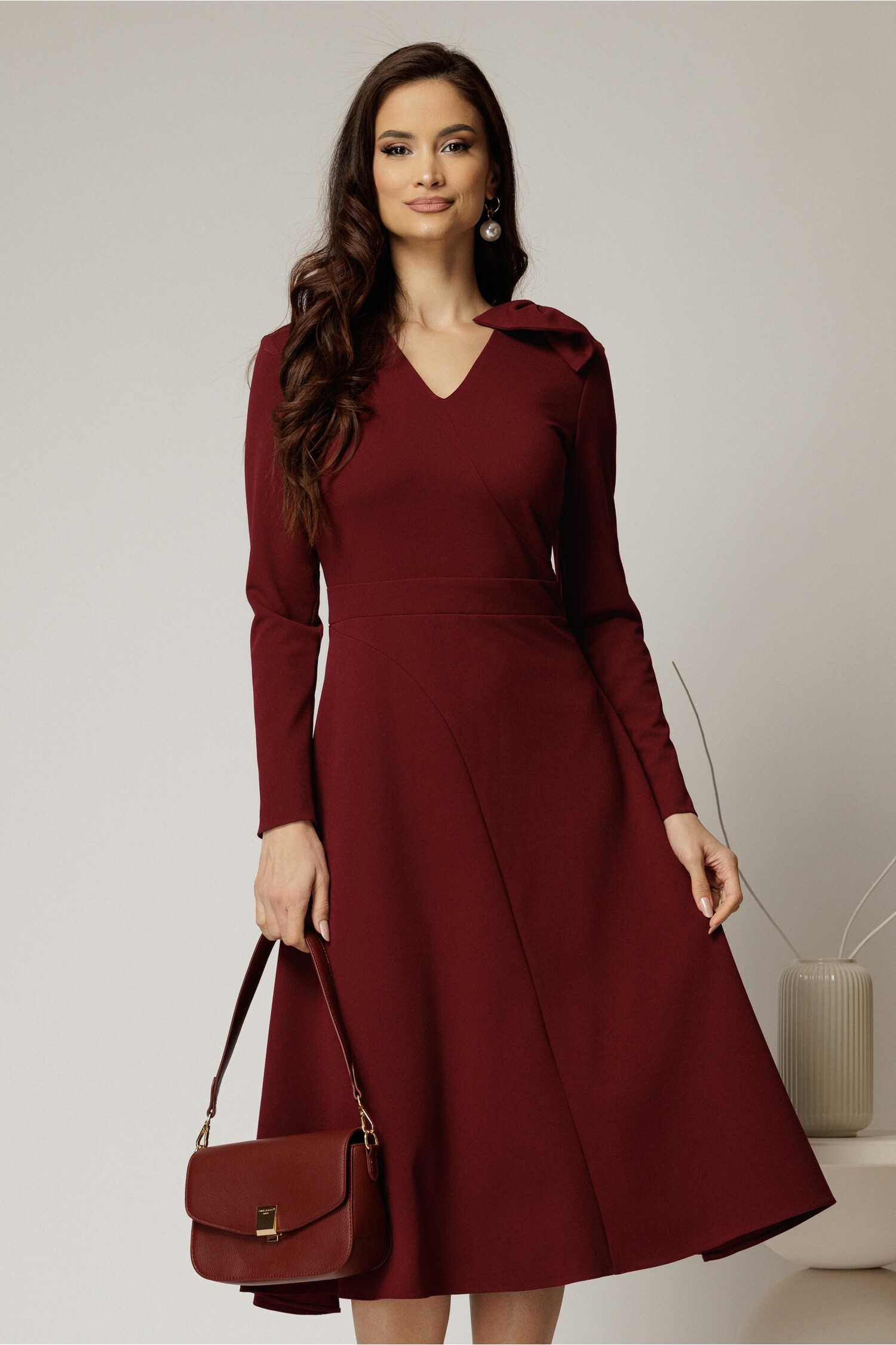 Rochie midi bordo DY fashion cu fundă pe umăr Rochie midi bordo DY fashion cu fundă pe umăr