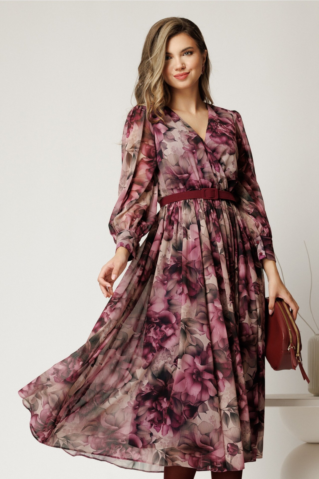 Rochie DY fashion din voal cu imprimeu magenta și decolteu petrecut Rochie DY fashion din voal cu imprimeu magenta și decolteu petrecut