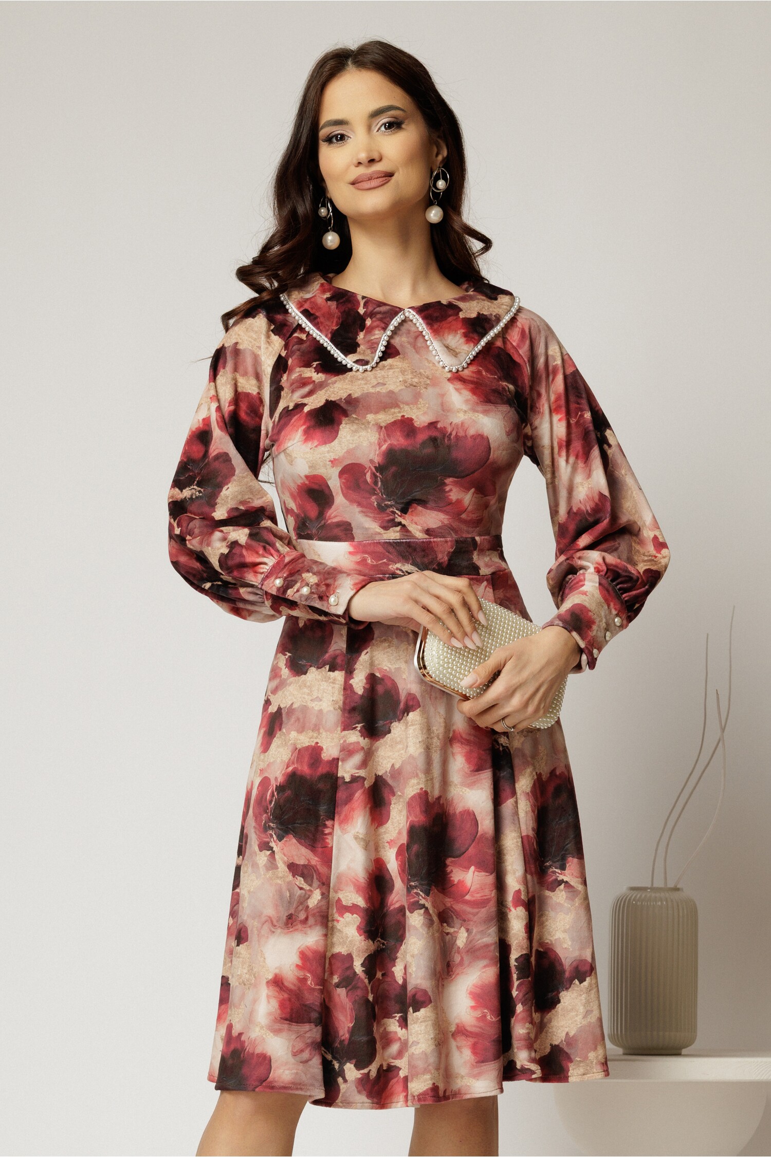 Rochie DY fashion din catifea cu imprimeu grena și perle la guler Rochie DY fashion din catifea cu imprimeu grena și perle la guler