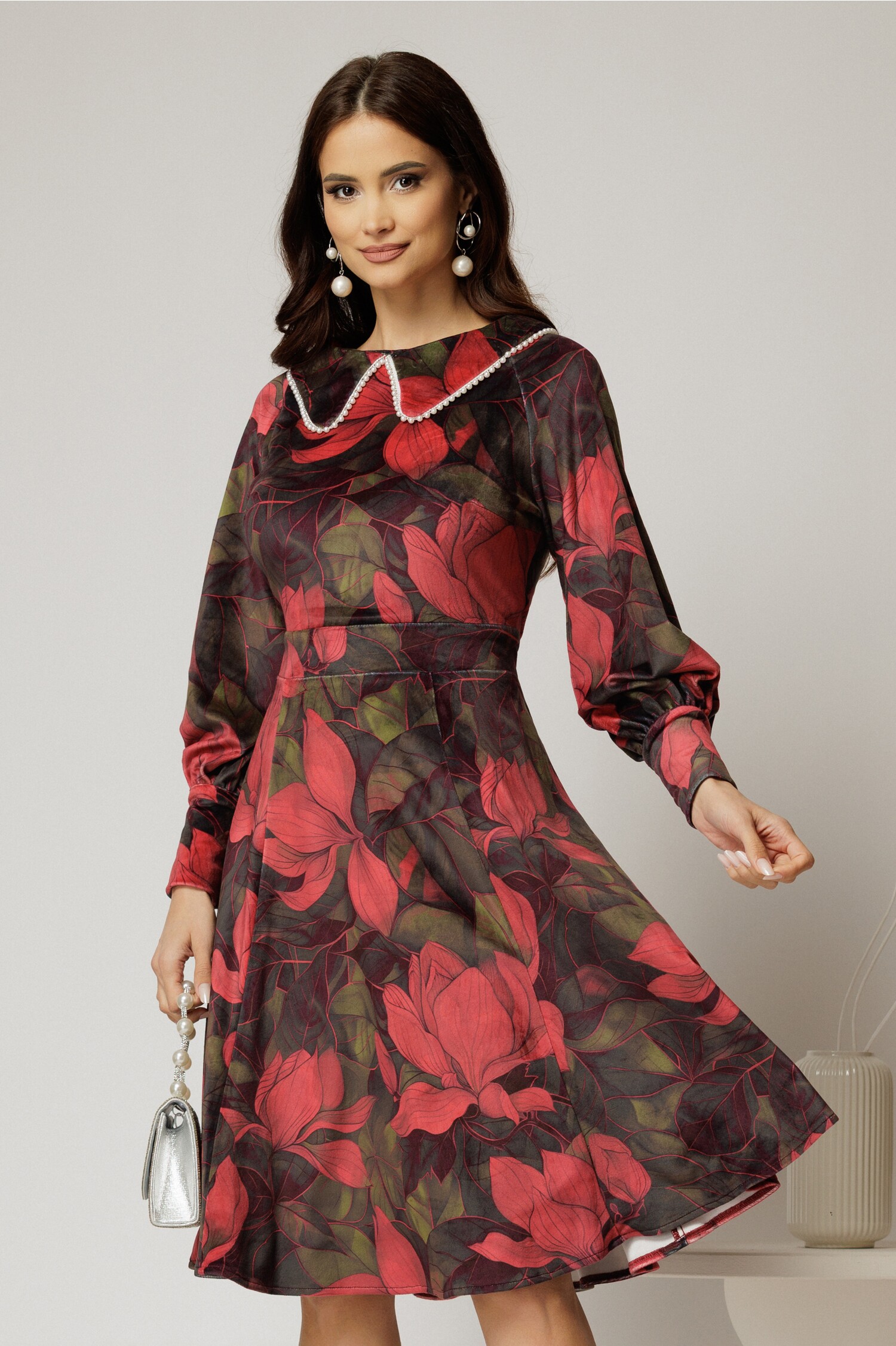 Rochie din catifea cu imprimeu roșu și perle la guler Rochie din catifea cu imprimeu roșu și perle la guler