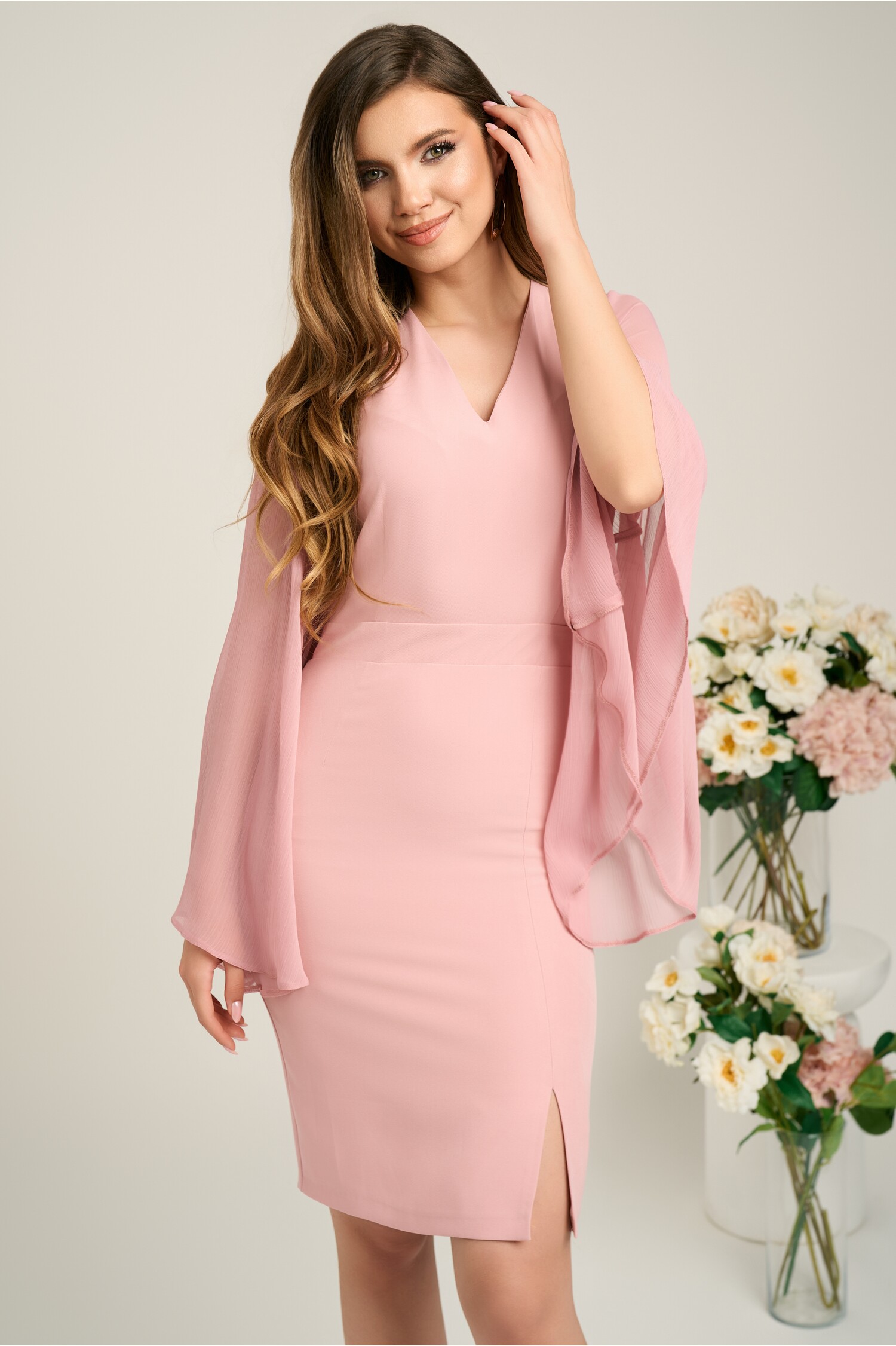 Rochie roz din stofă cu mâneci ample din voal Rochie roz din stofă cu mâneci ample din voal