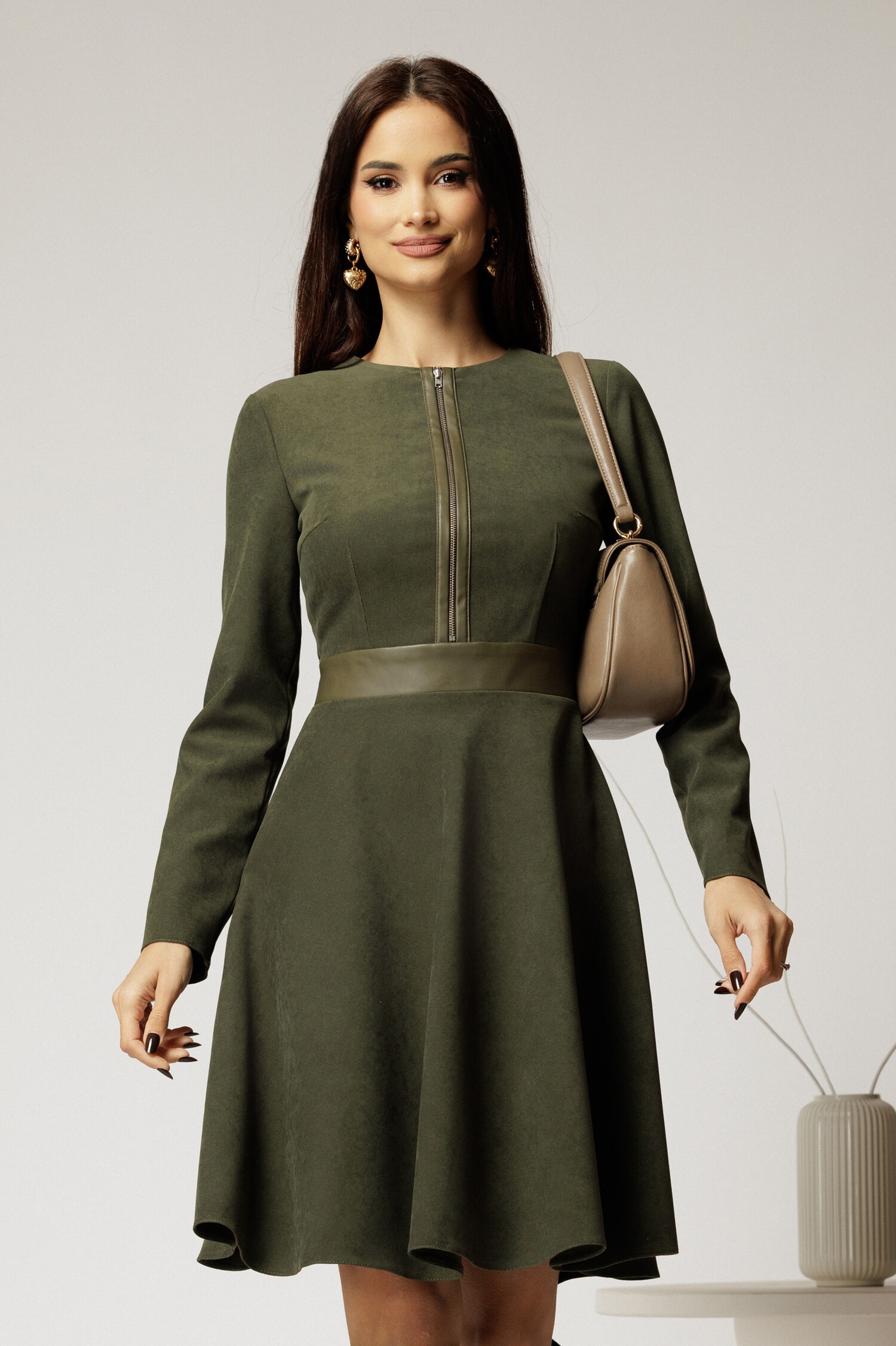 Rochie DY fashion din velur kaki cu fermoar și inserții din piele Rochie DY fashion din velur kaki cu fermoar și inserții din piele