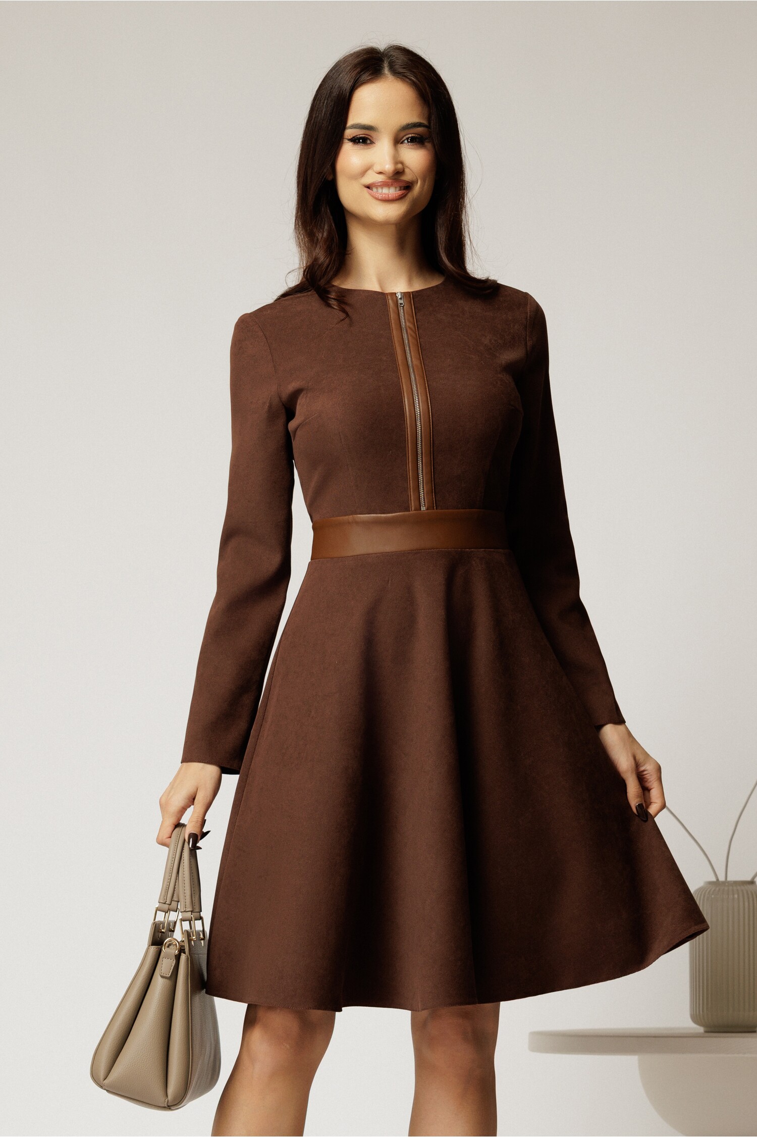 Rochie DY fashion din velur maro cu fermoar decorativ și piele Rochie DY fashion din velur maro cu fermoar decorativ și piele