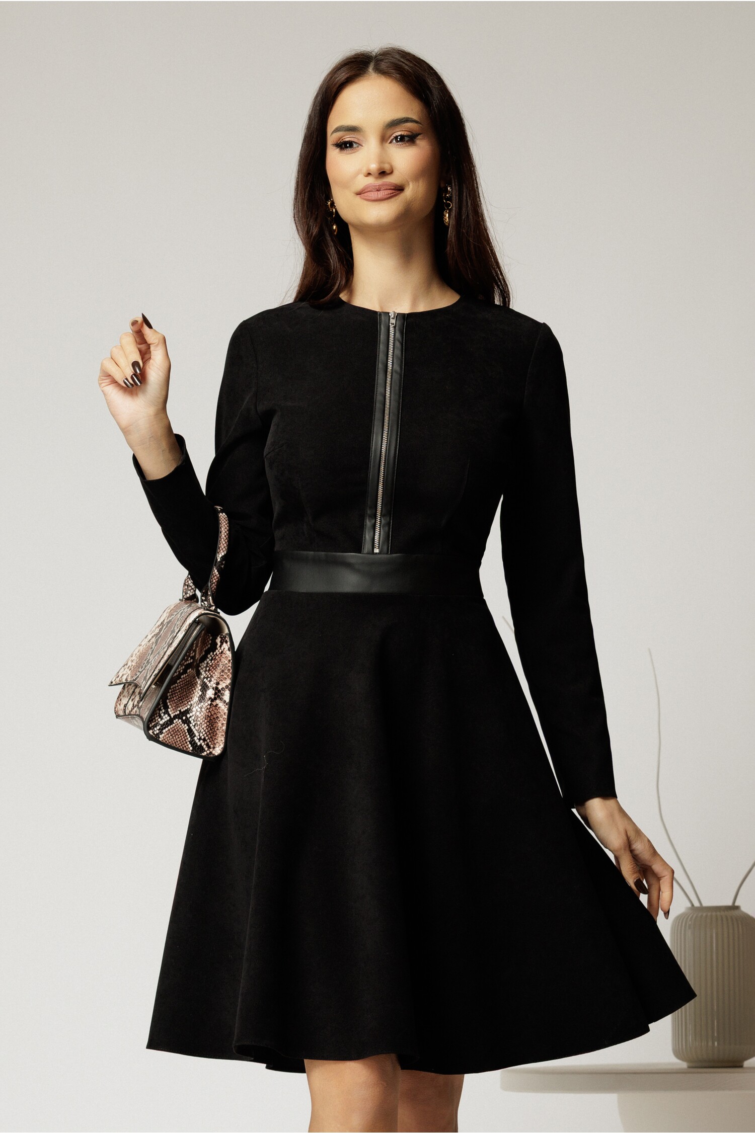 Rochie din stofa velur neagră cu fermoar metalic decorativ și inserții din piele – DY Fashion Rochie din stofa velur neagră cu fermoar metalic decorativ și inserții din piele – DY Fashion