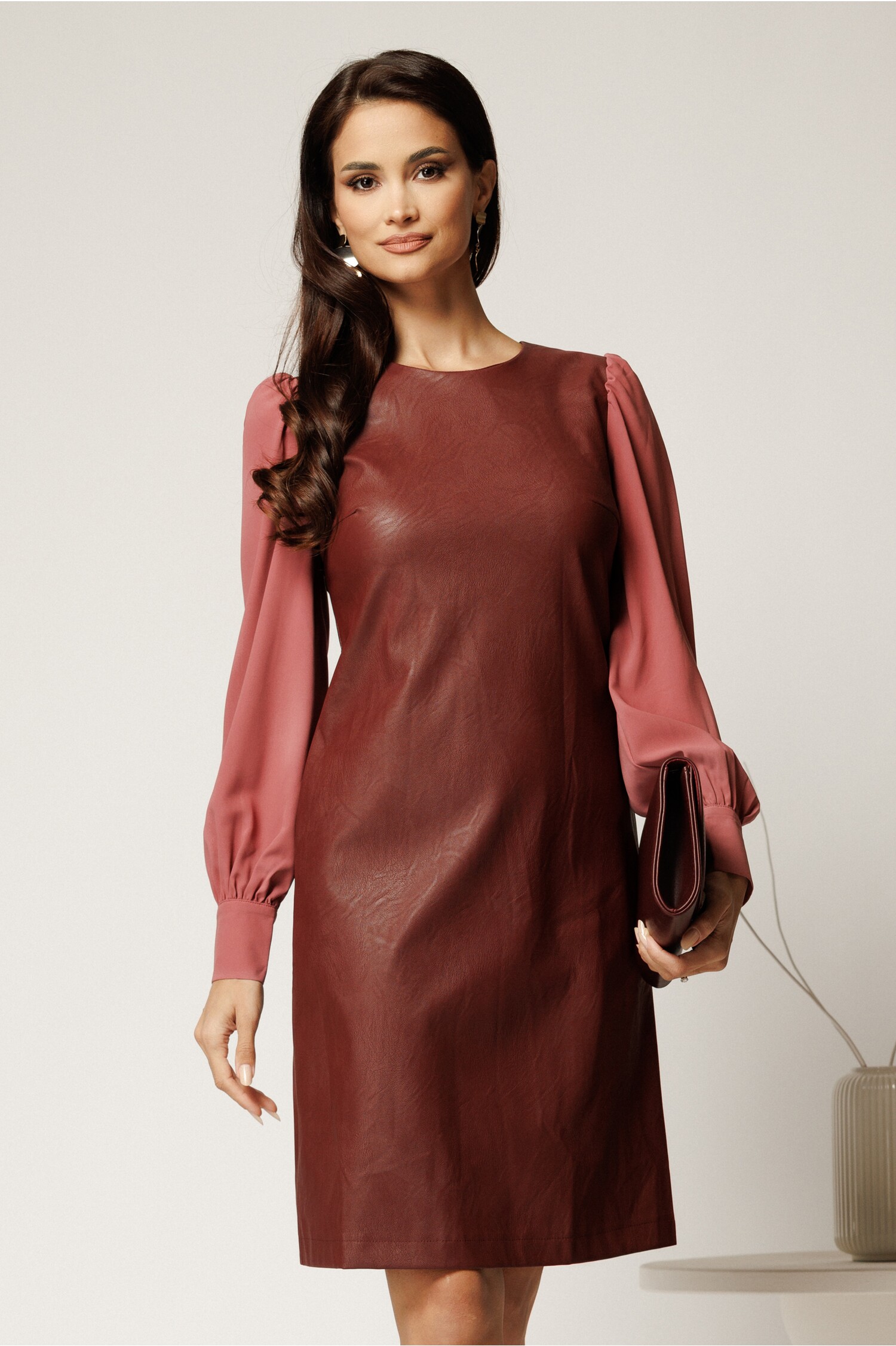 Rochie DY fashion din piele ecologică burgundy cu mâneci roz din voal Rochie DY fashion din piele ecologică burgundy cu mâneci roz din voal