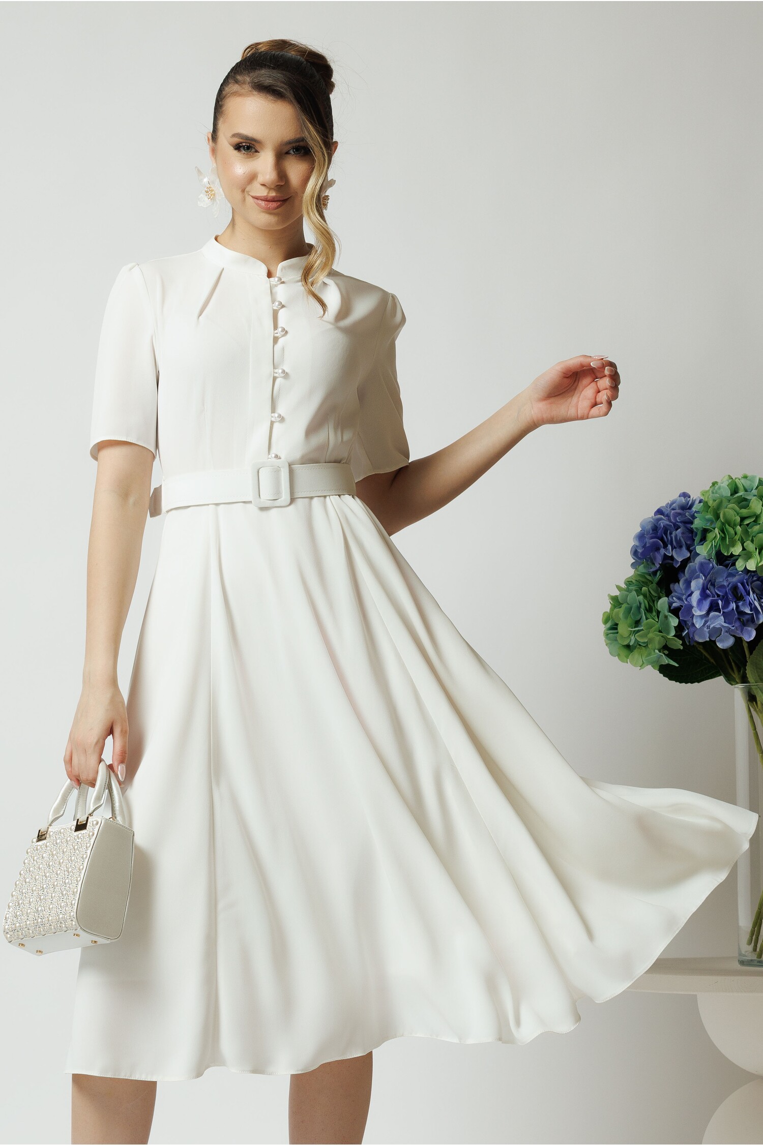 Rochie albă DY fashion din triplu voal cu nasturi și curea Rochie albă DY fashion din triplu voal cu nasturi și curea