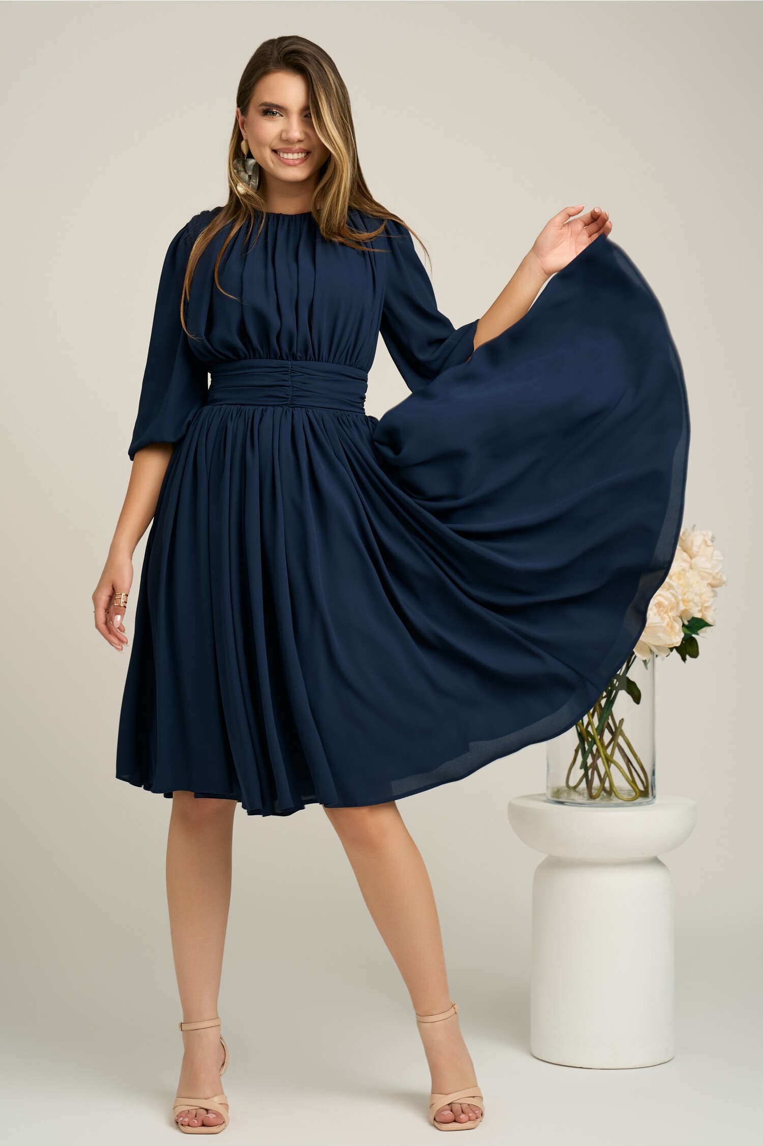 Rochie elegantă clos din voal bleumarin cu pliuri Rochie elegantă clos din voal bleumarin cu pliuri