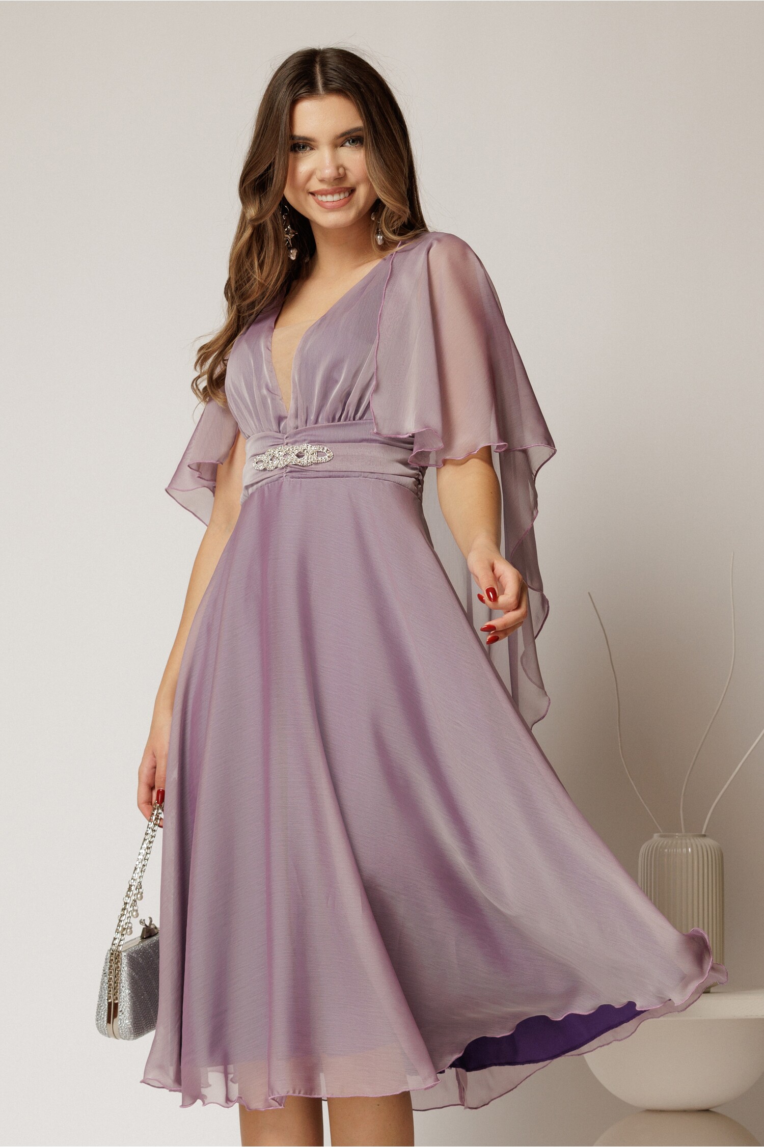 Rochie din voal lila DY fashion cu decolteu în v și accesoriu în talie Rochie din voal lila DY fashion cu decolteu în v și accesoriu în talie