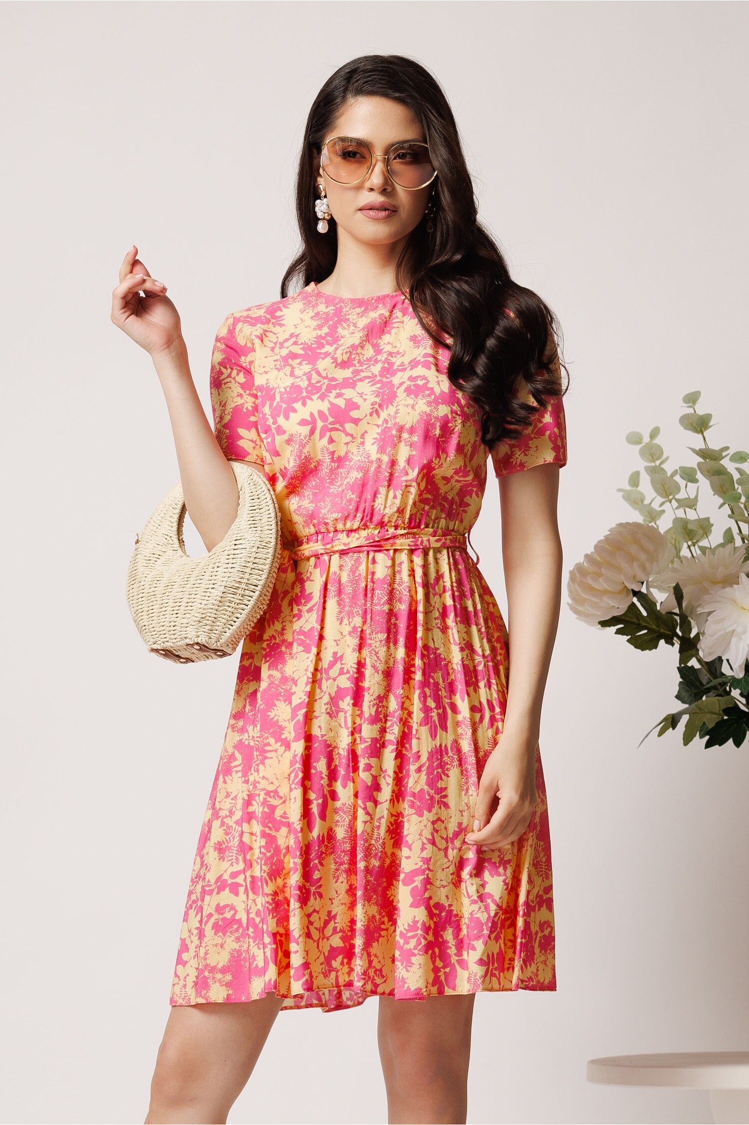 Rochie roz DY fashion din viscoză cu imprimeu galben și cordon Rochie roz DY fashion din viscoză cu imprimeu galben și cordon