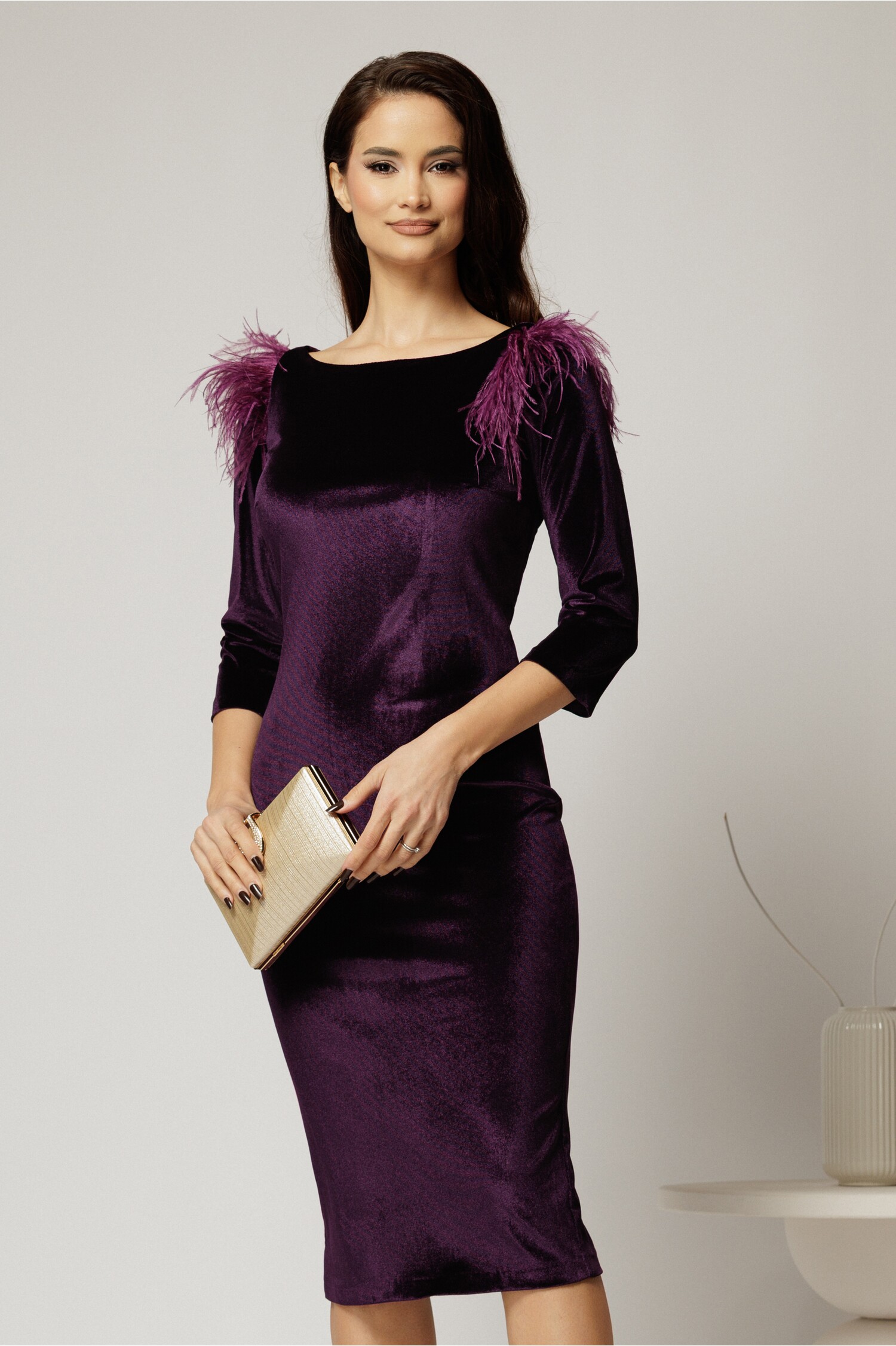 Rochie elegantă DY fashion din catifea mov cu pene pe umeri Rochie elegantă DY fashion din catifea mov cu pene pe umeri