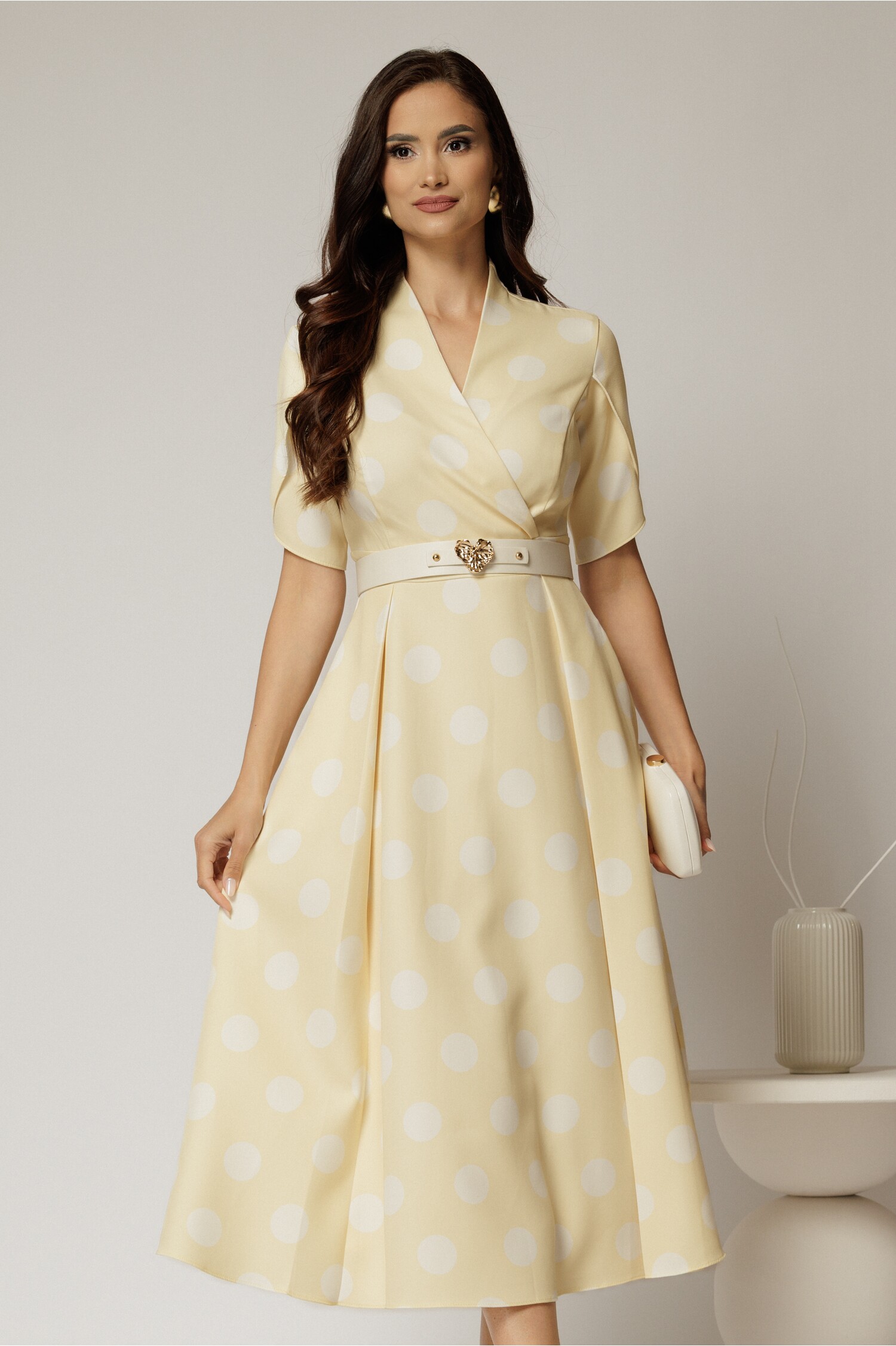 Rochie midi galbenă cu buline DY fashion, cu decolteu și mâneci petrecute Rochie midi galbenă cu buline DY fashion, cu decolteu și mâneci petrecute