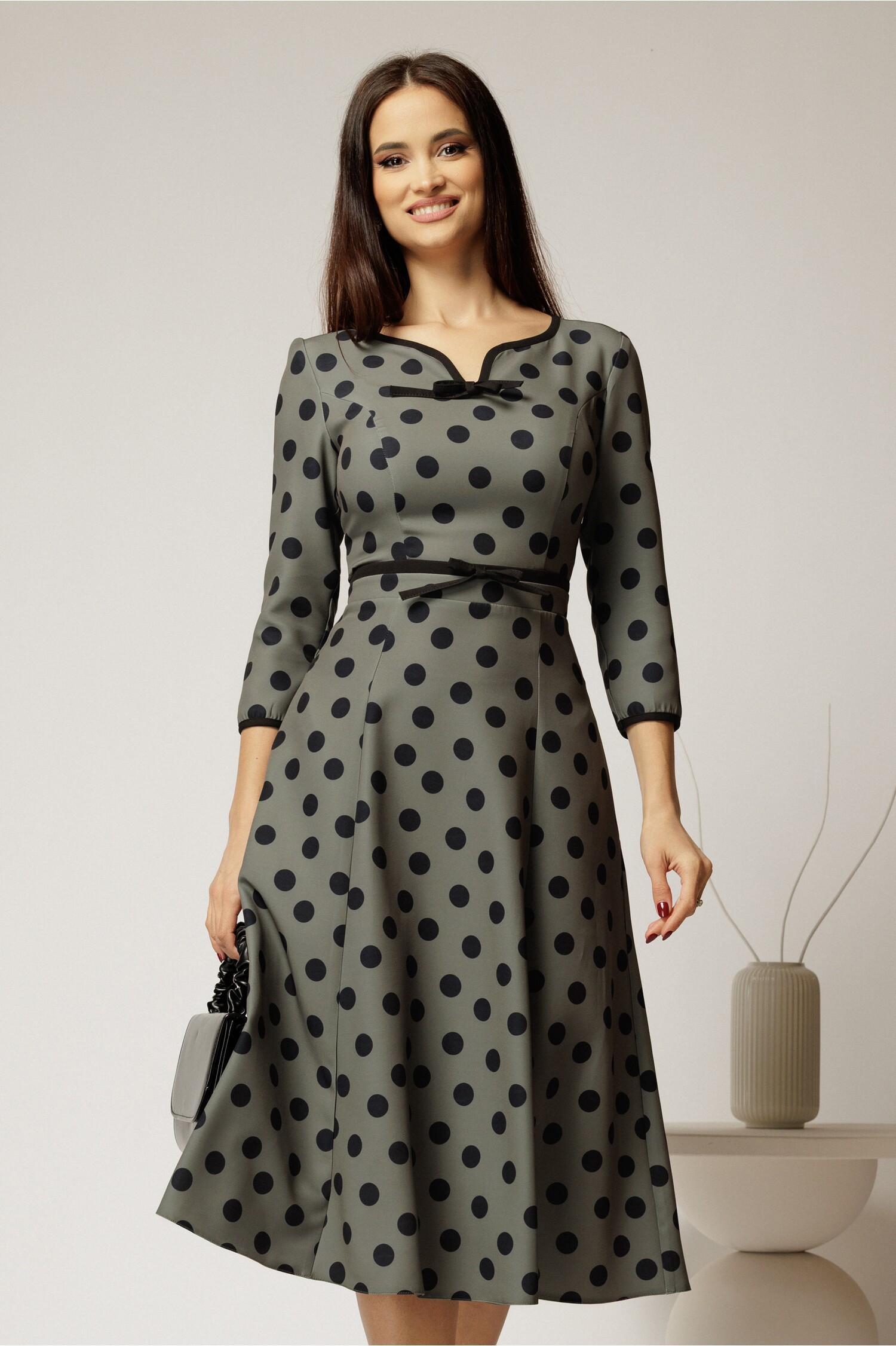 Rochie midi kaki DY fashion cu buline și decupaj Rochie midi kaki DY fashion cu buline și decupaj