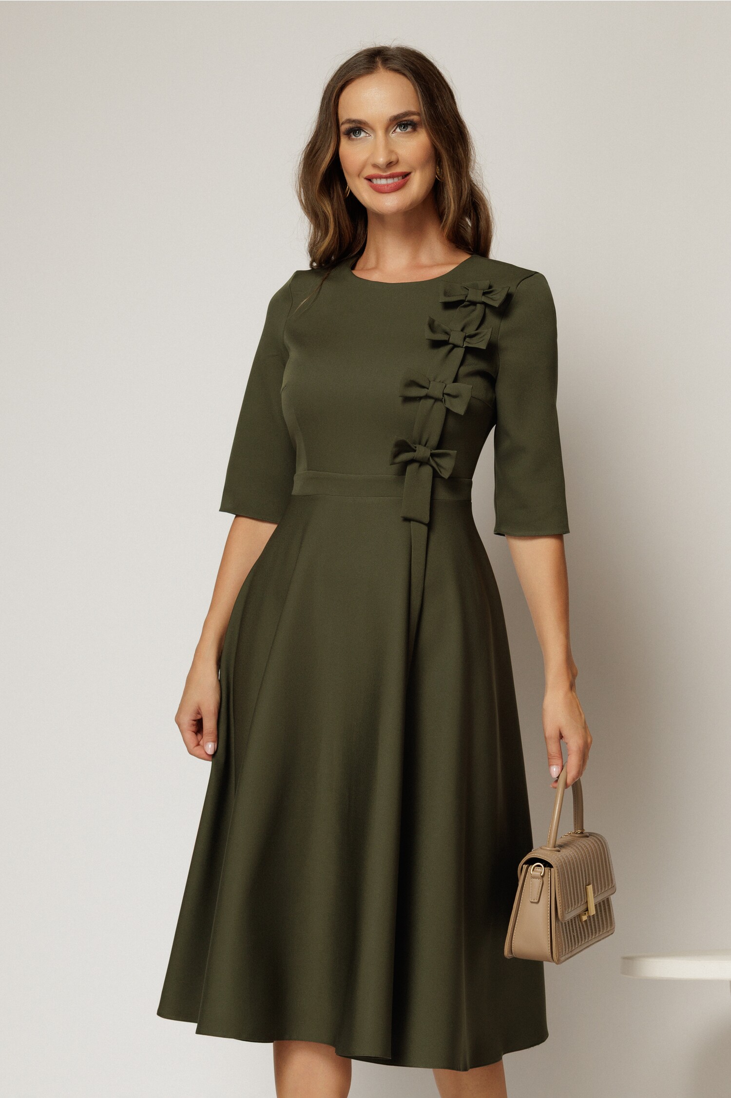 Rochie eleganta kaki cu funde pe bust și mâneci trei sferturi – DY Fashion Rochie eleganta kaki cu funde pe bust și mâneci trei sferturi – DY Fashion