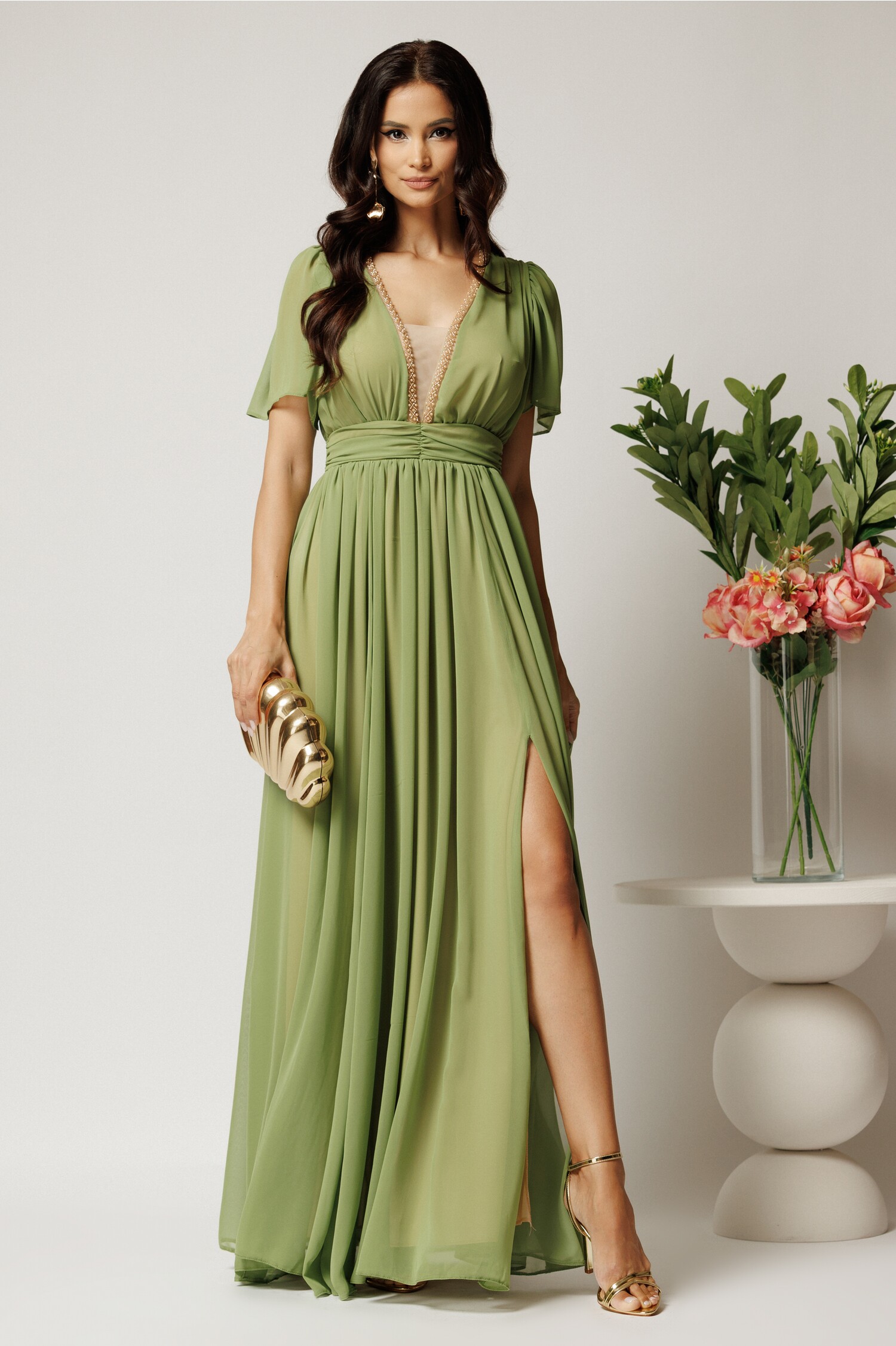 Rochie lungă DY fashion verde fistic din voal cu strasuri și tull la decolteu Rochie lungă DY fashion verde fistic din voal cu strasuri și tull la decolteu