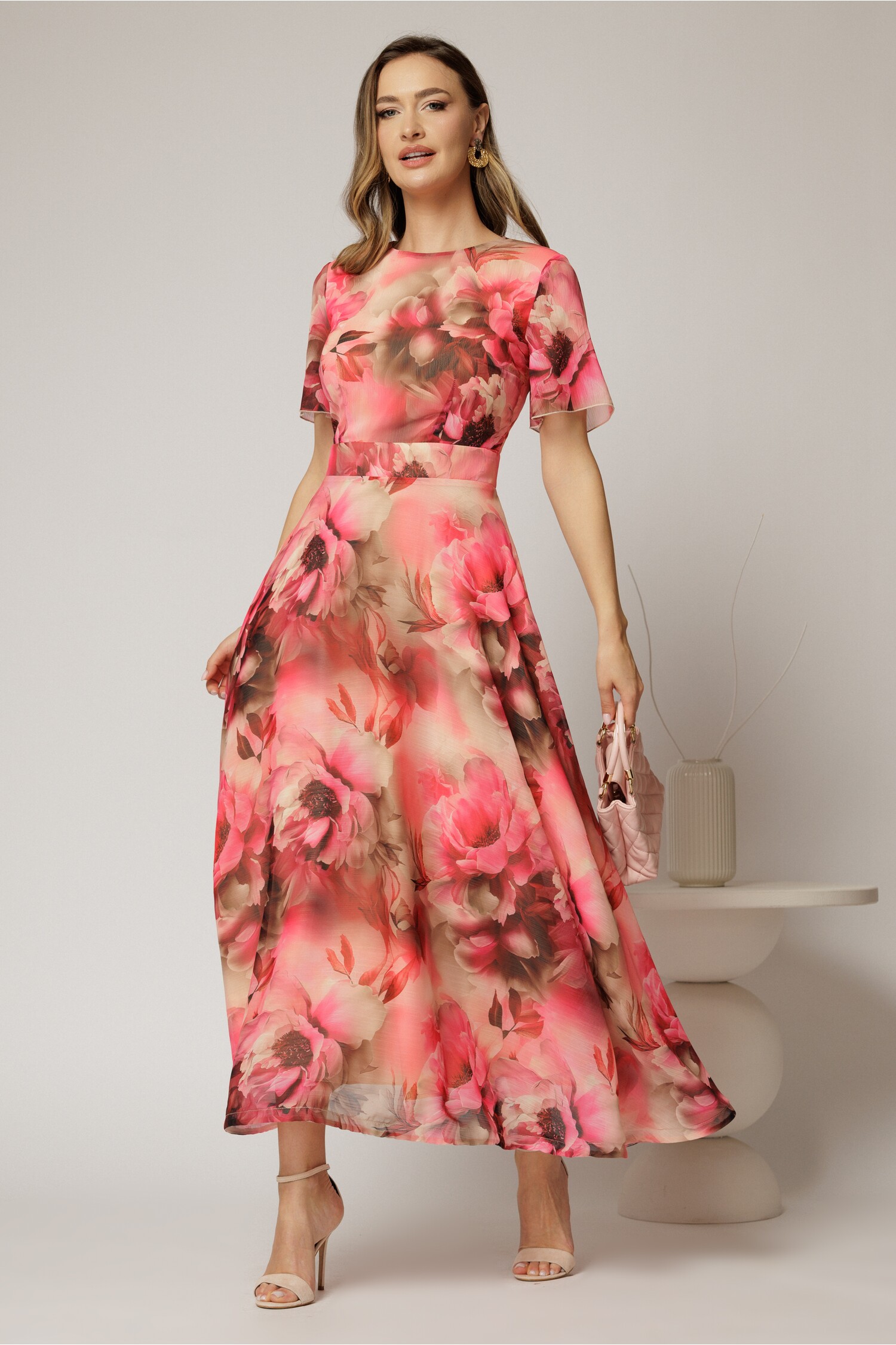 Rochie lungă DY fashion cu imprimeu roșu zmeură din voal creponat cu rijelină Rochie lungă DY fashion cu imprimeu roșu zmeură din voal creponat cu rijelină