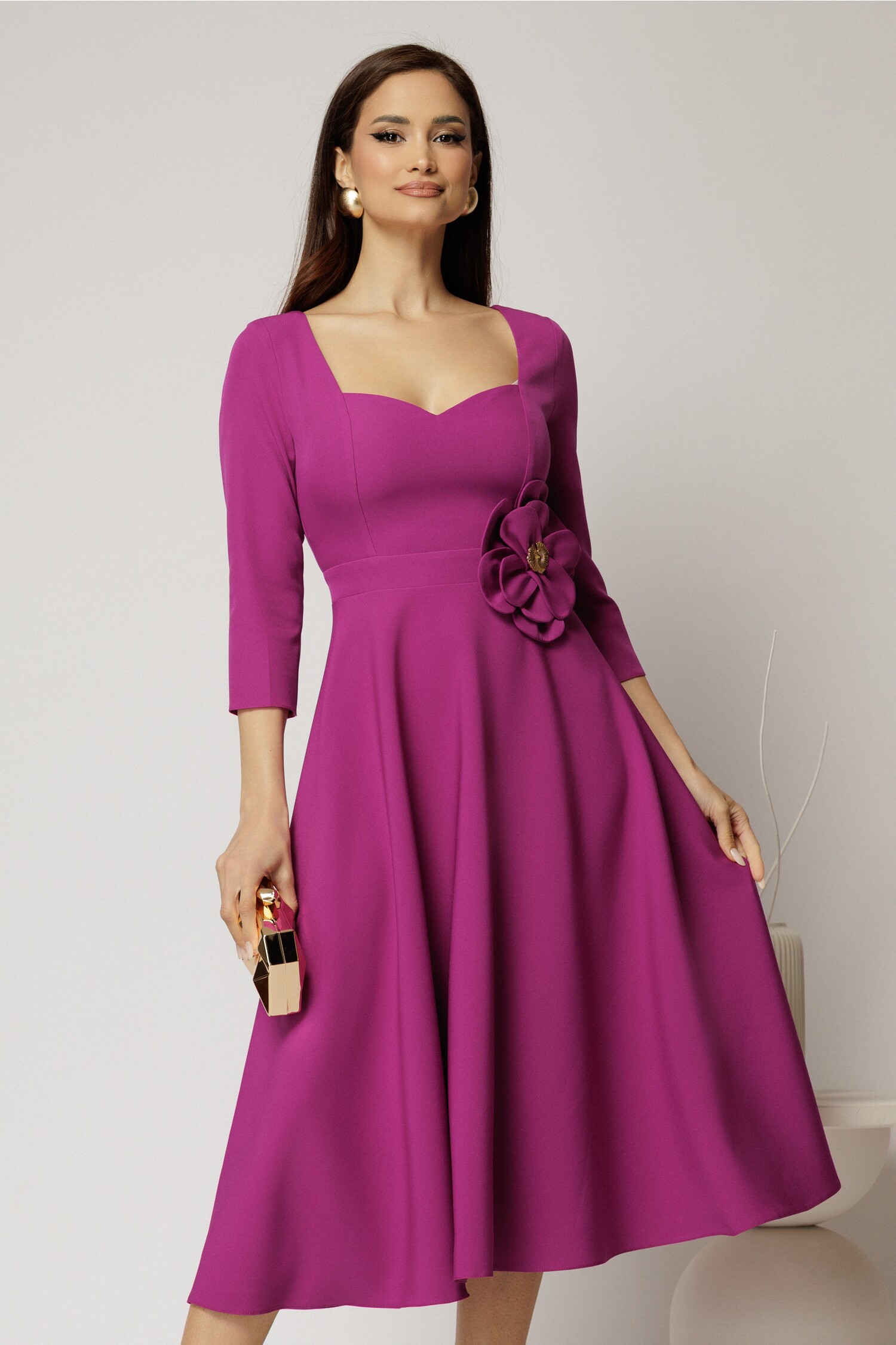 Rochie magenta de ocazie cu decolteu în formă de inimă și detaliu floral pe talie – DY Fashion Rochie magenta de ocazie cu decolteu în formă de inimă și detaliu floral pe talie – DY Fashion