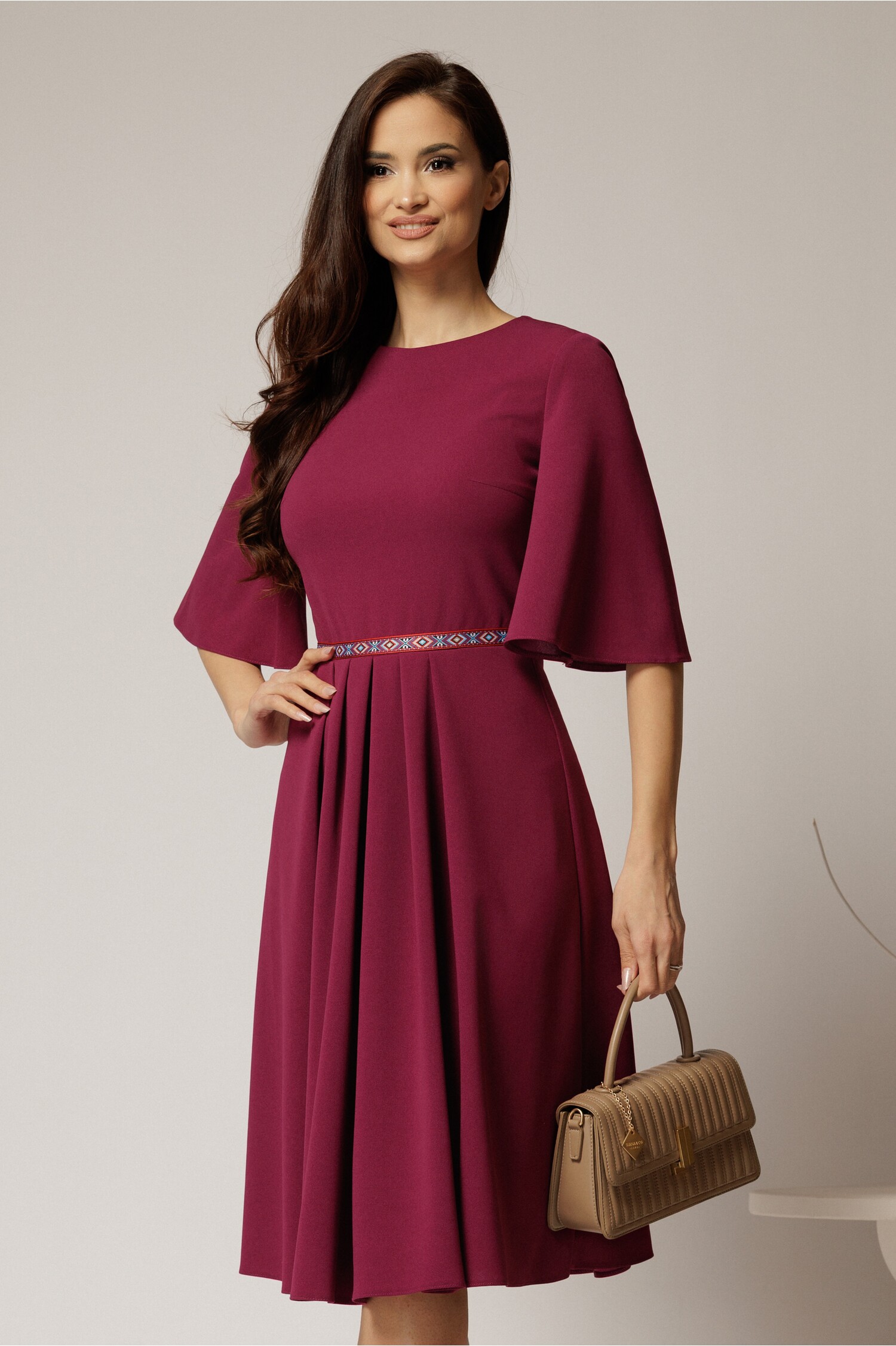 Rochie magenta DY fashion din crep cu pliuri și bandă în talie Rochie magenta DY fashion din crep cu pliuri și bandă în talie