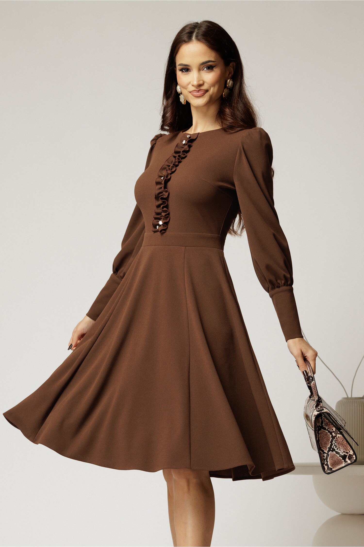 Rochie DY fashion maro cu volan pe bust și nasturi tip bijuterie Rochie DY fashion maro cu volan pe bust și nasturi tip bijuterie
