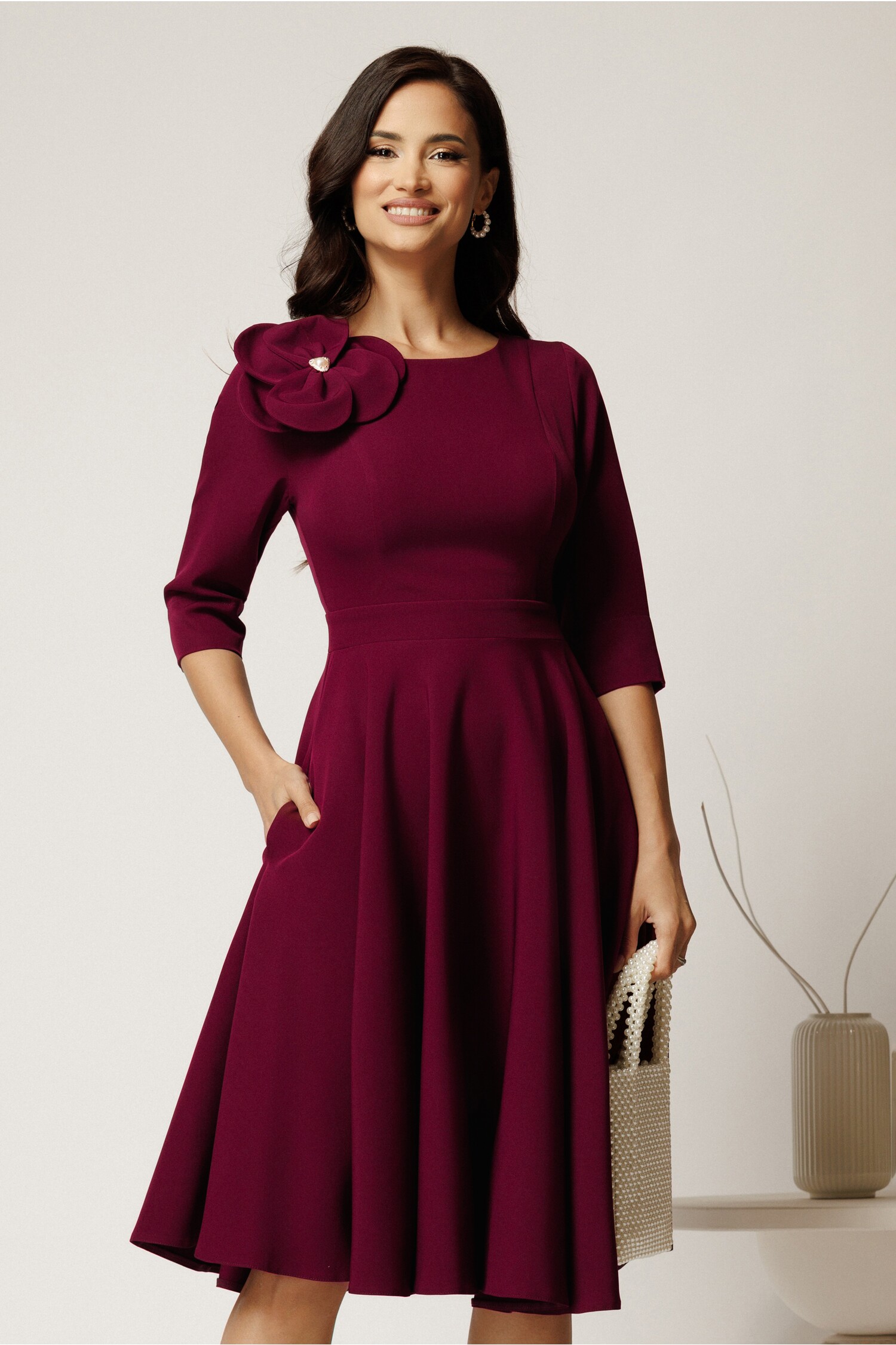 Rochie midi magenta DY fashion cu stofă și floare maxi la bust Rochie midi magenta DY fashion cu stofă și floare maxi la bust