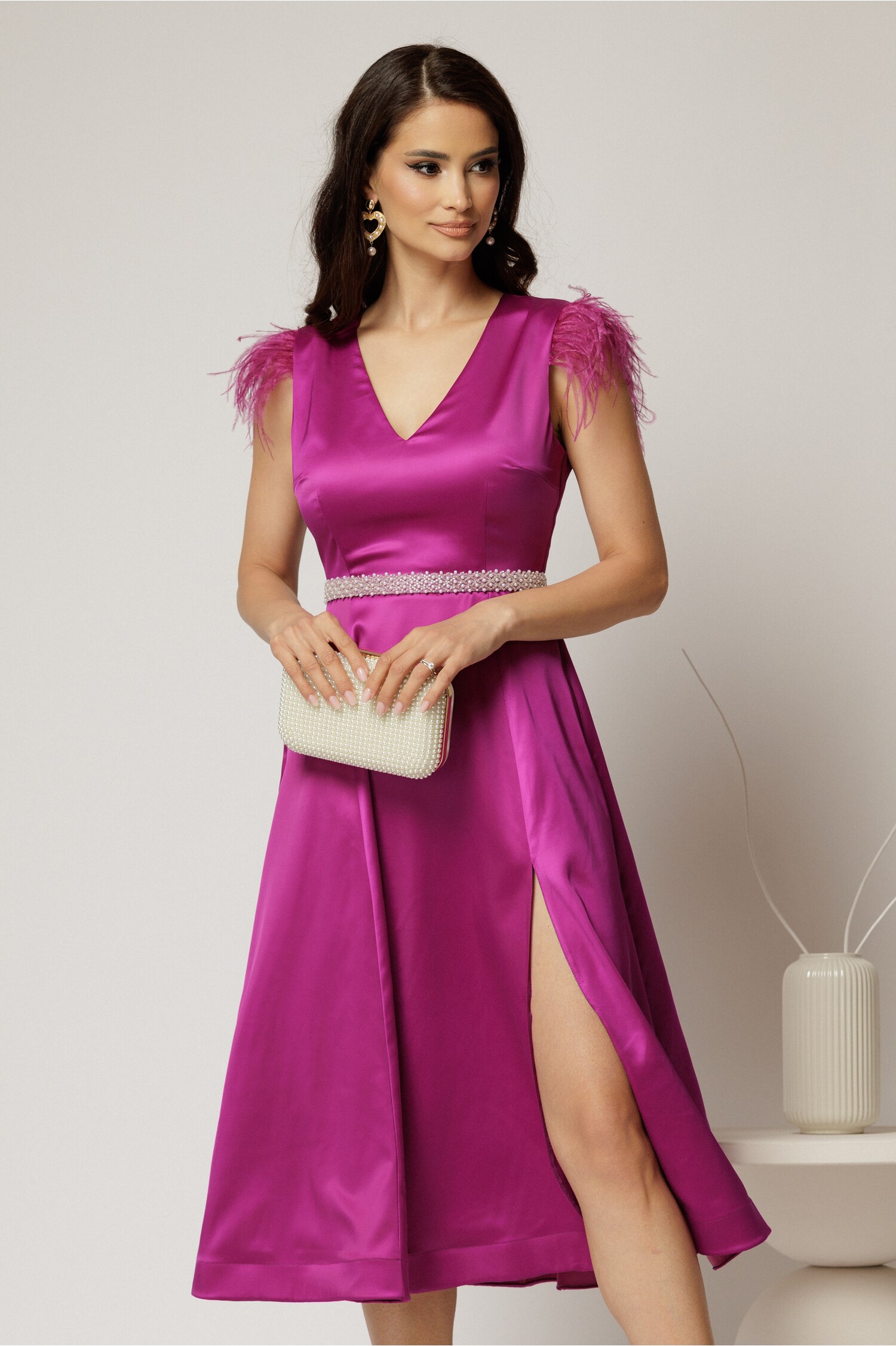 Rochie midi magenta DY fashion din tafta cu pene la umeri Rochie midi magenta DY fashion din tafta cu pene la umeri