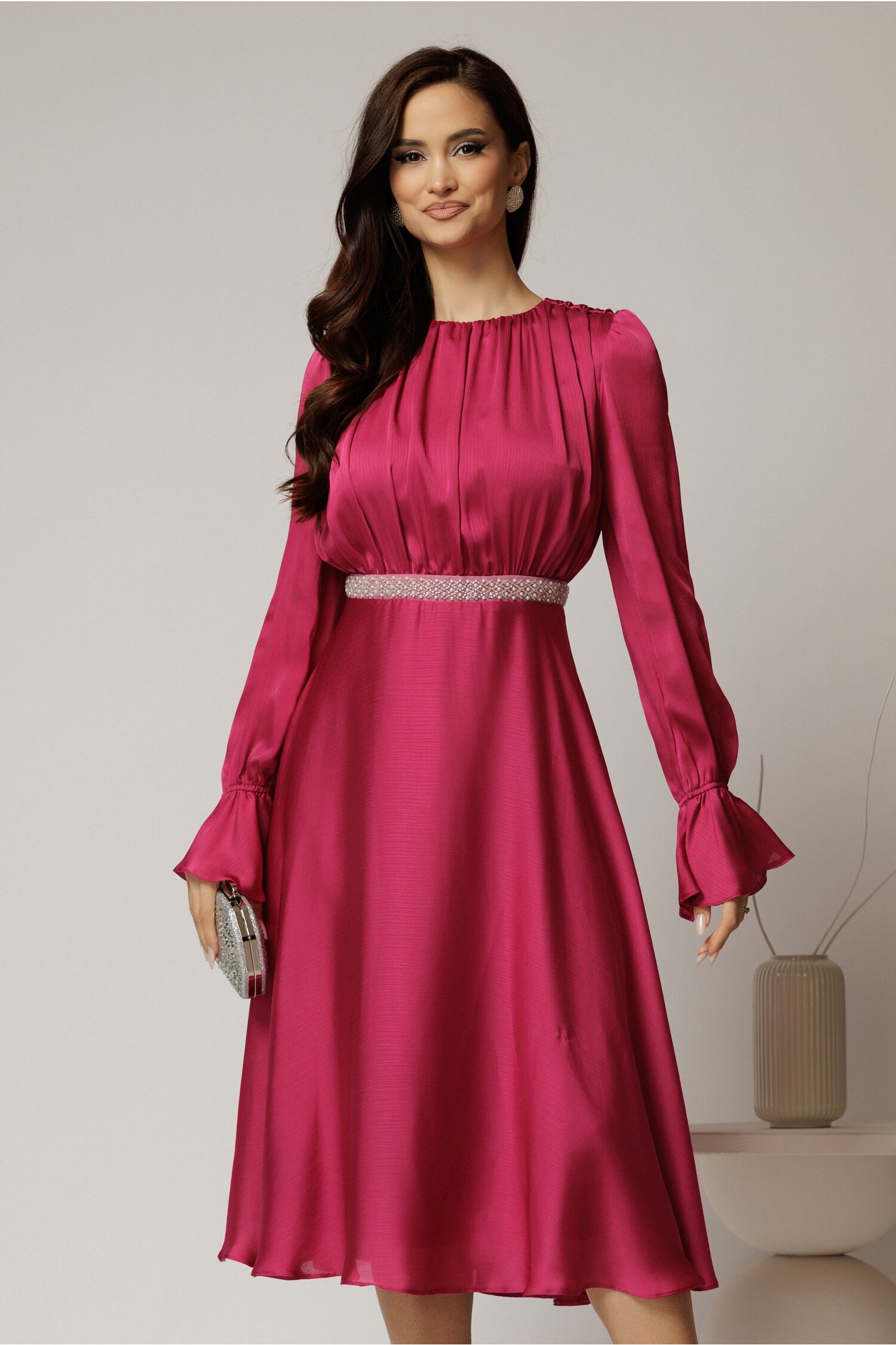Rochie midi DY fashion magenta din voal satinat cu perle Rochie midi DY fashion magenta din voal satinat cu perle