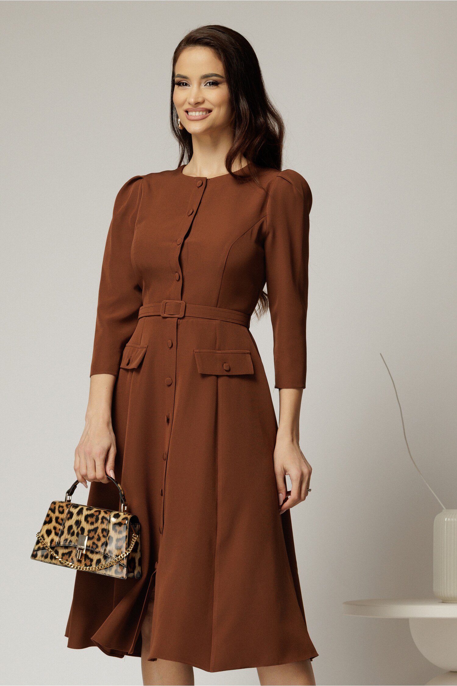 Rochie midi maro DY fashion cu nasturi și curea Rochie midi maro DY fashion cu nasturi și curea