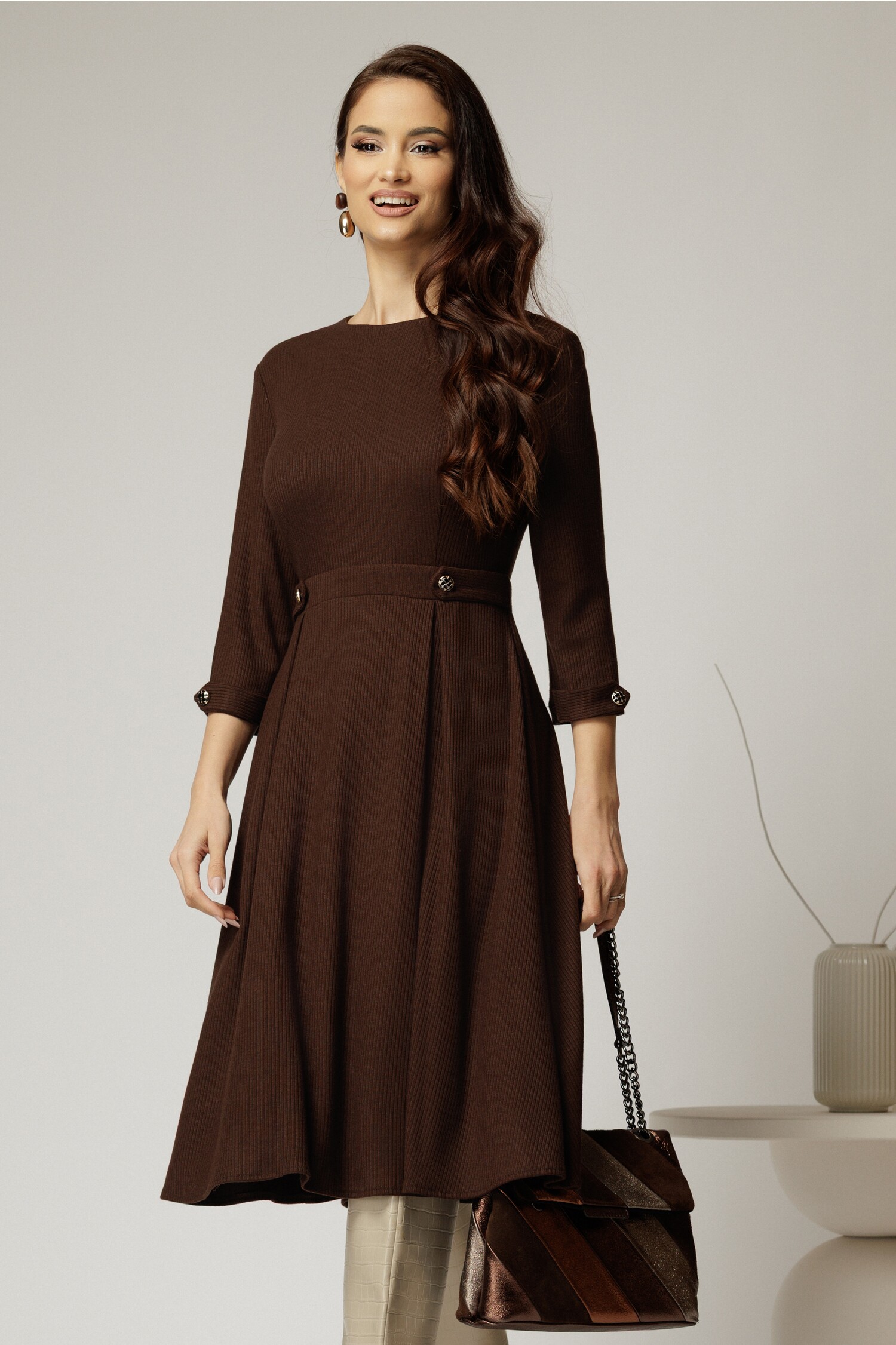 Rochie midi tricotată maro cu nasturi decorativi la talie Rochie midi tricotată maro cu nasturi decorativi la talie